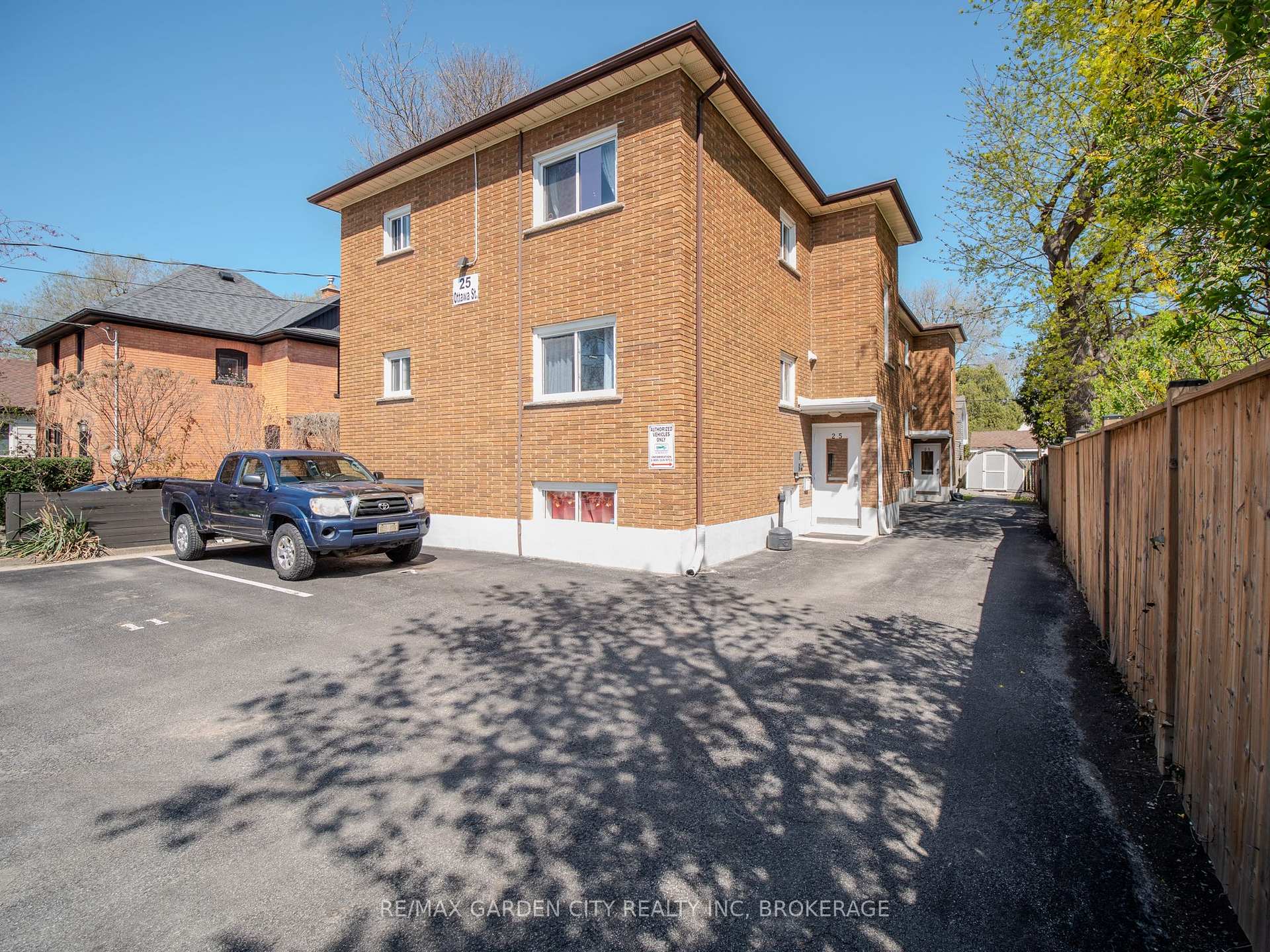 25 Ottawa Street, St. Catharines, ON L2R 1Z1, St. Catharines — photo 1