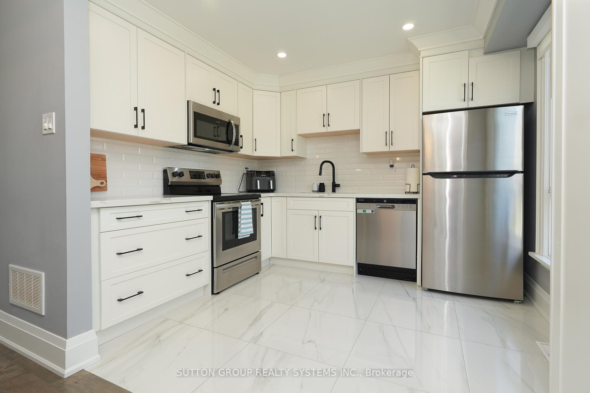 70 Courtleigh Square, Brampton, ON L6Z 1J3, Brampton — photo 1