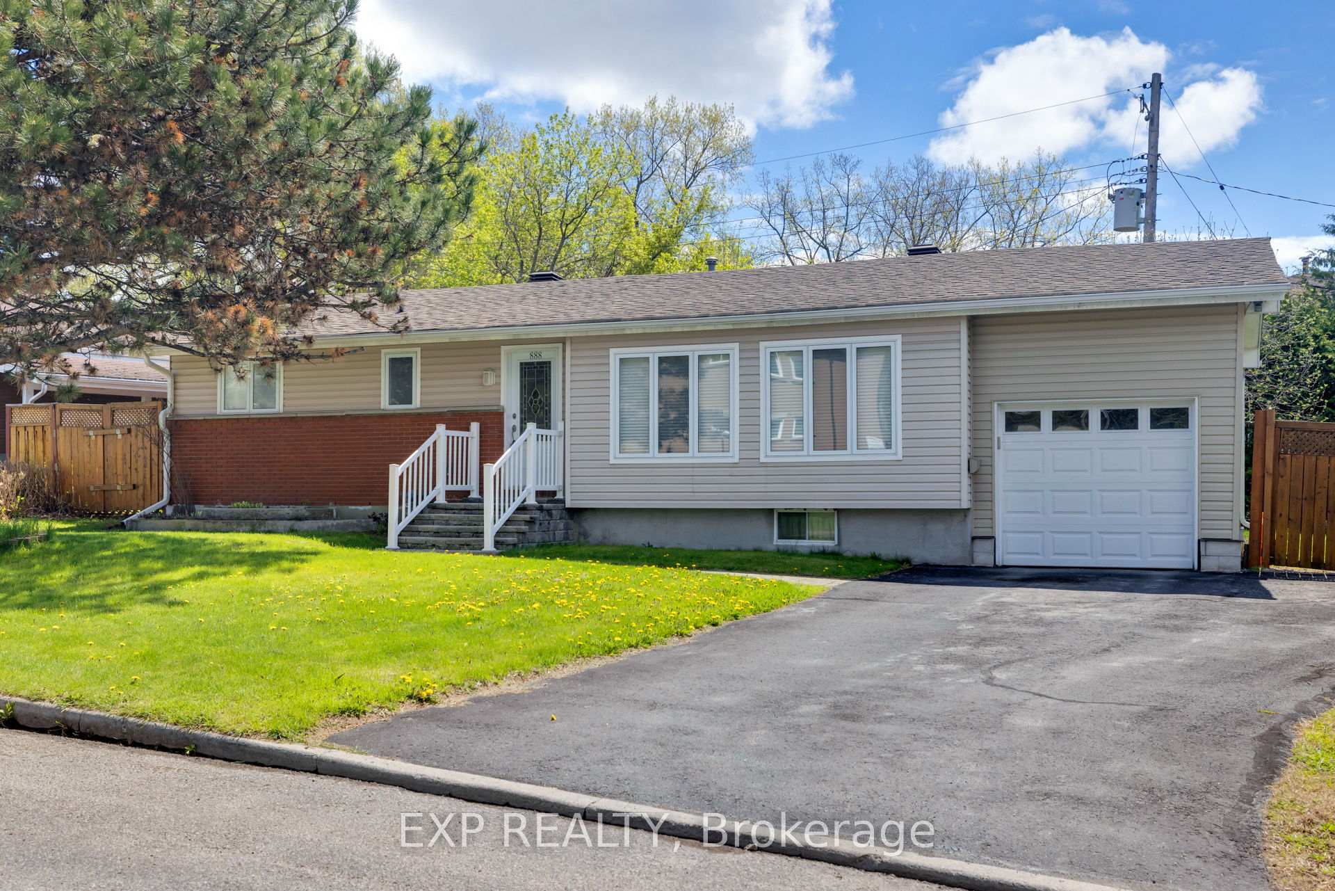 888 CHARLESWOOD Avenue, Overbrook - Castleheights and Area, ON K1K 0W3, Overbrook - Castleheights and Area — photo 1