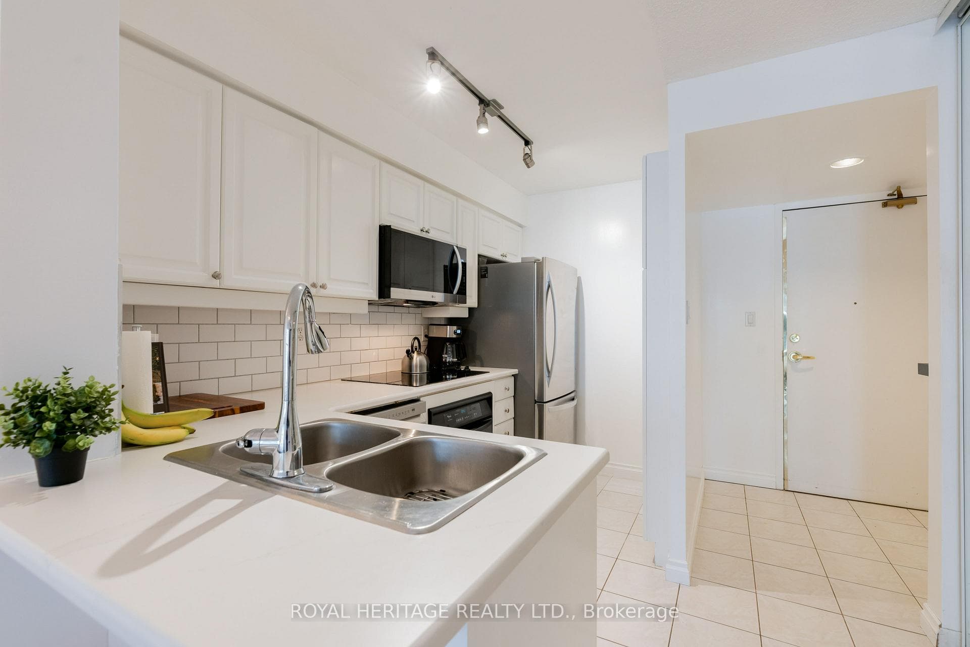 188 Redpath Avenue 211, Toronto C10, ON M4P 3J2, Toronto C10 — photo 1