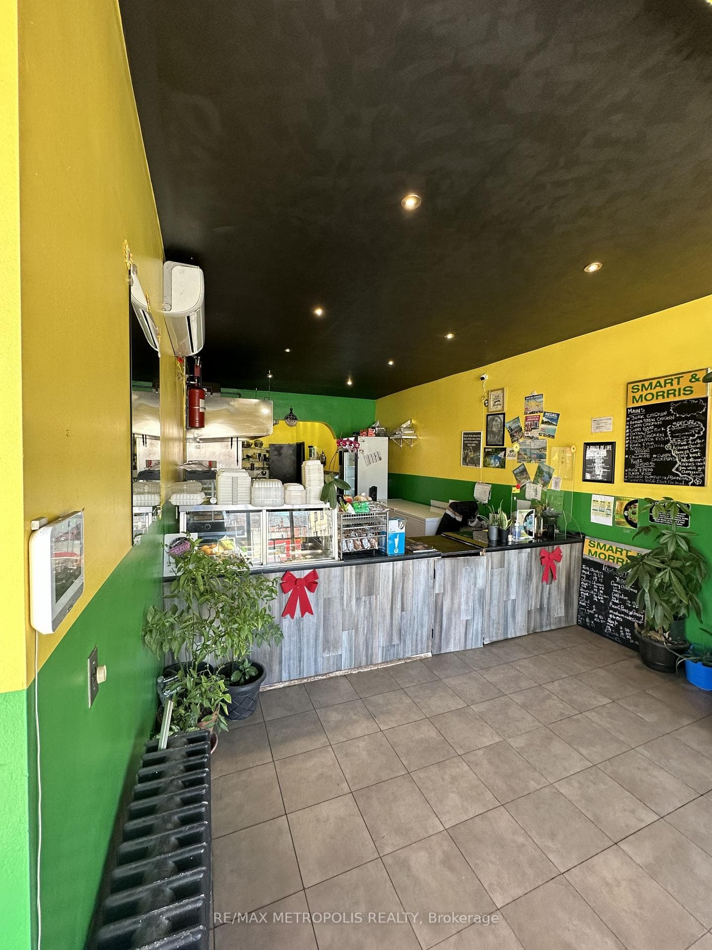 854 BATHURST Street, Toronto, ON M5R 3G3, Toronto C02 — photo 1