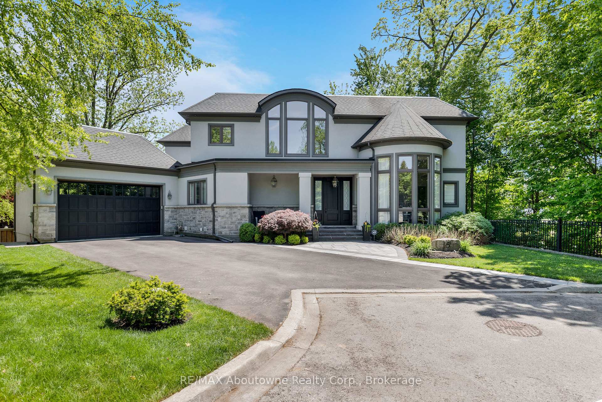 456 Lakeshore Road W, Oakville, ON L6K 1G5