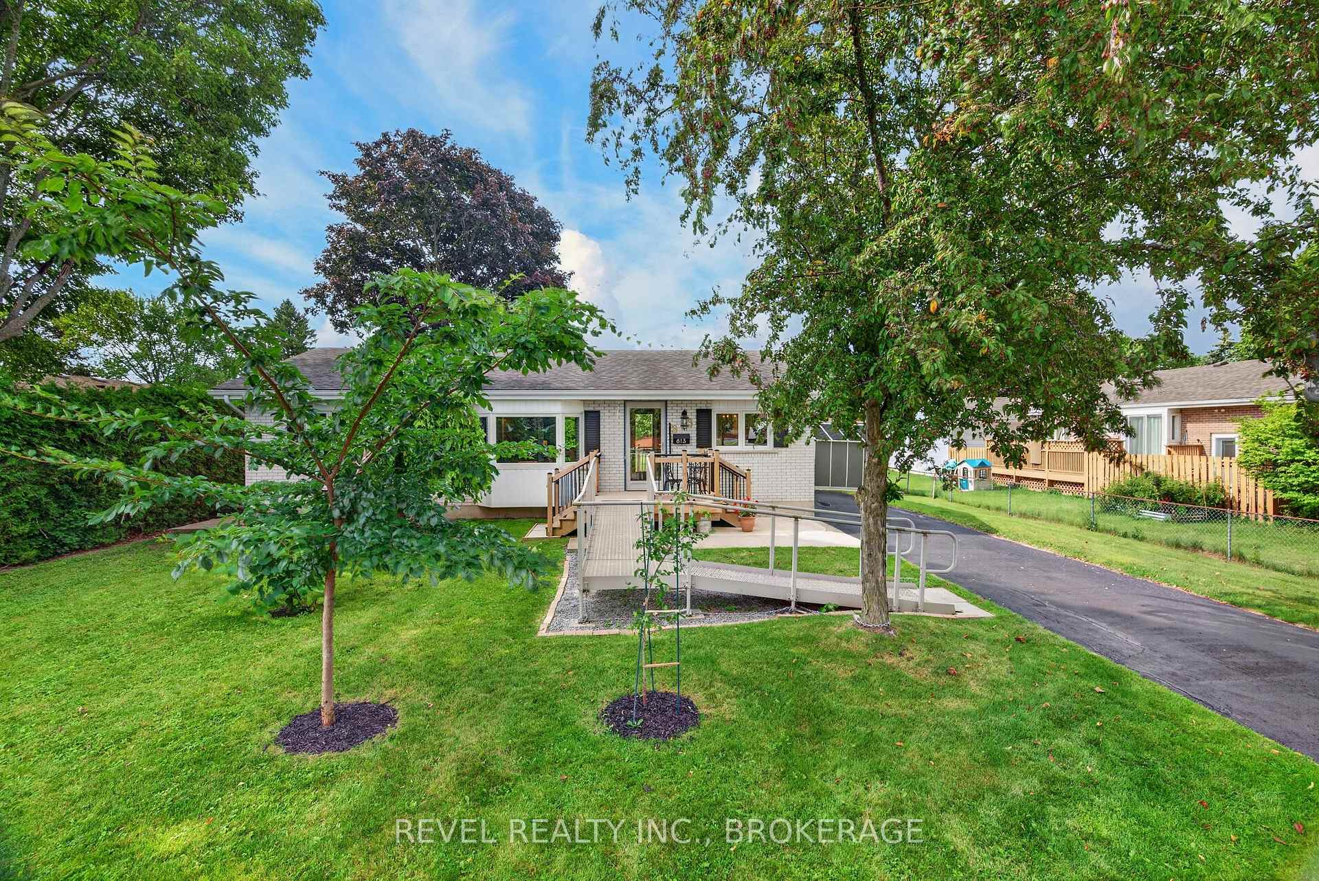 813 Camberley Crescent, Kingston, ON K7M 4C6