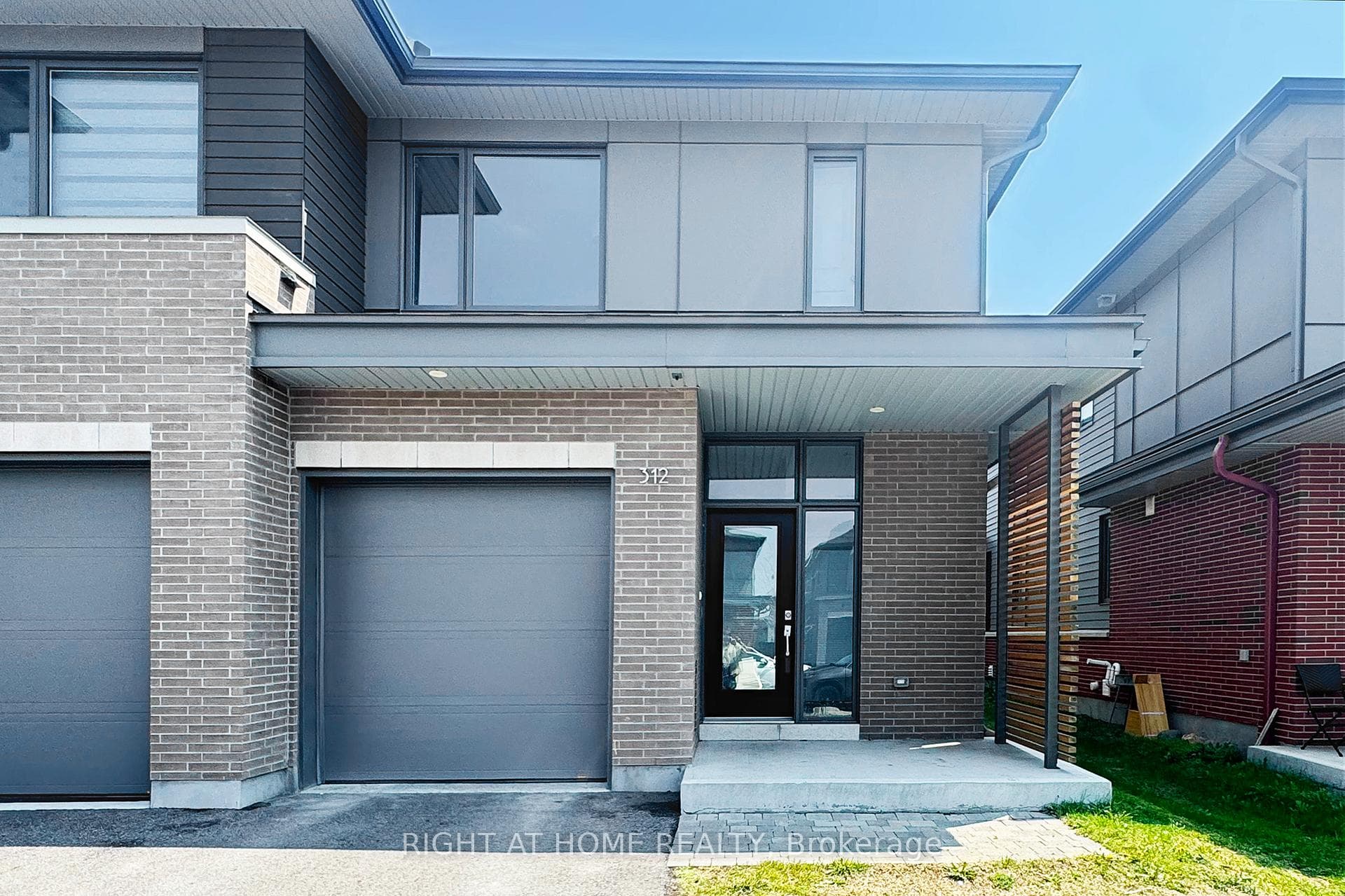 312 WIGWAS Street, Manor Park - Cardinal Glen and Area, ON K1K 5A1, Manor Park - Cardinal Glen and Area — photo 1