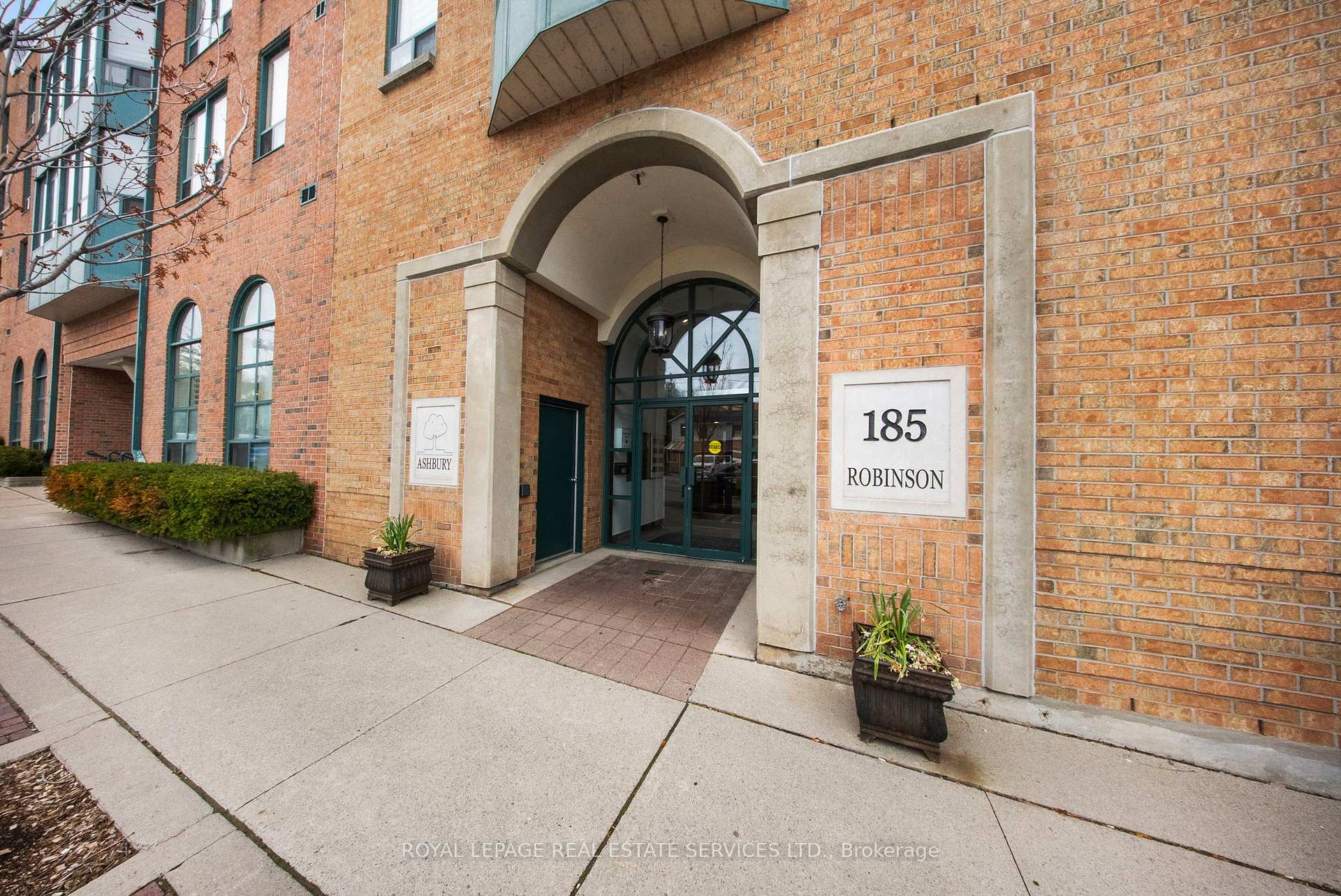 185 Robinson Street 202, Oakville, ON L6J 7P6, Oakville — photo 1