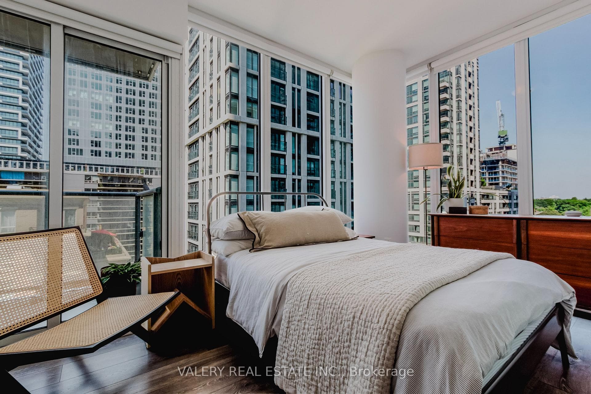 195 Redpath Avenue 712, Toronto, ON M4P 0E4, Toronto C10 — photo 1