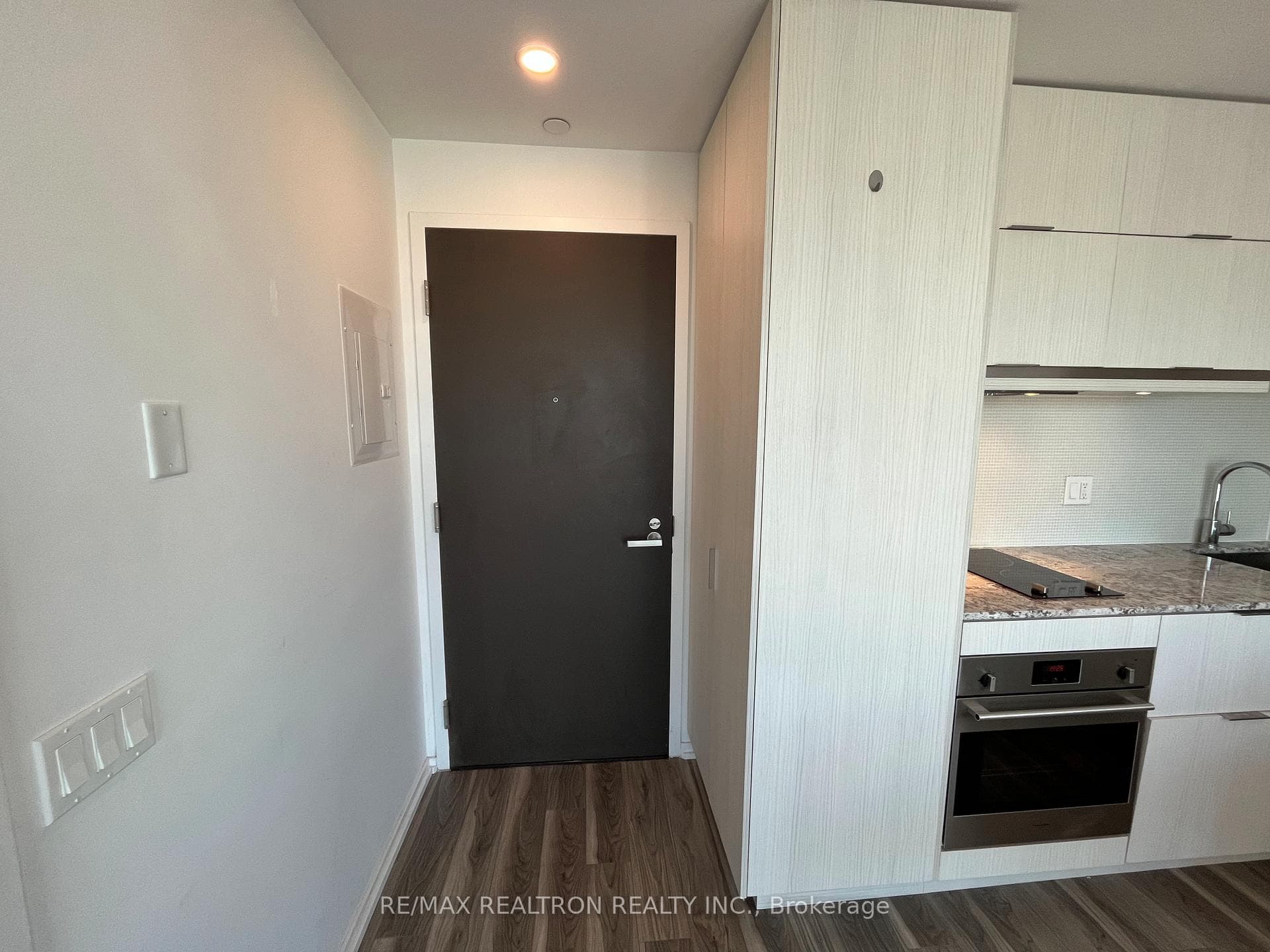 197 Yonge Street 3113, Toronto, ON M5B 0C1, Toronto C08 — photo 1