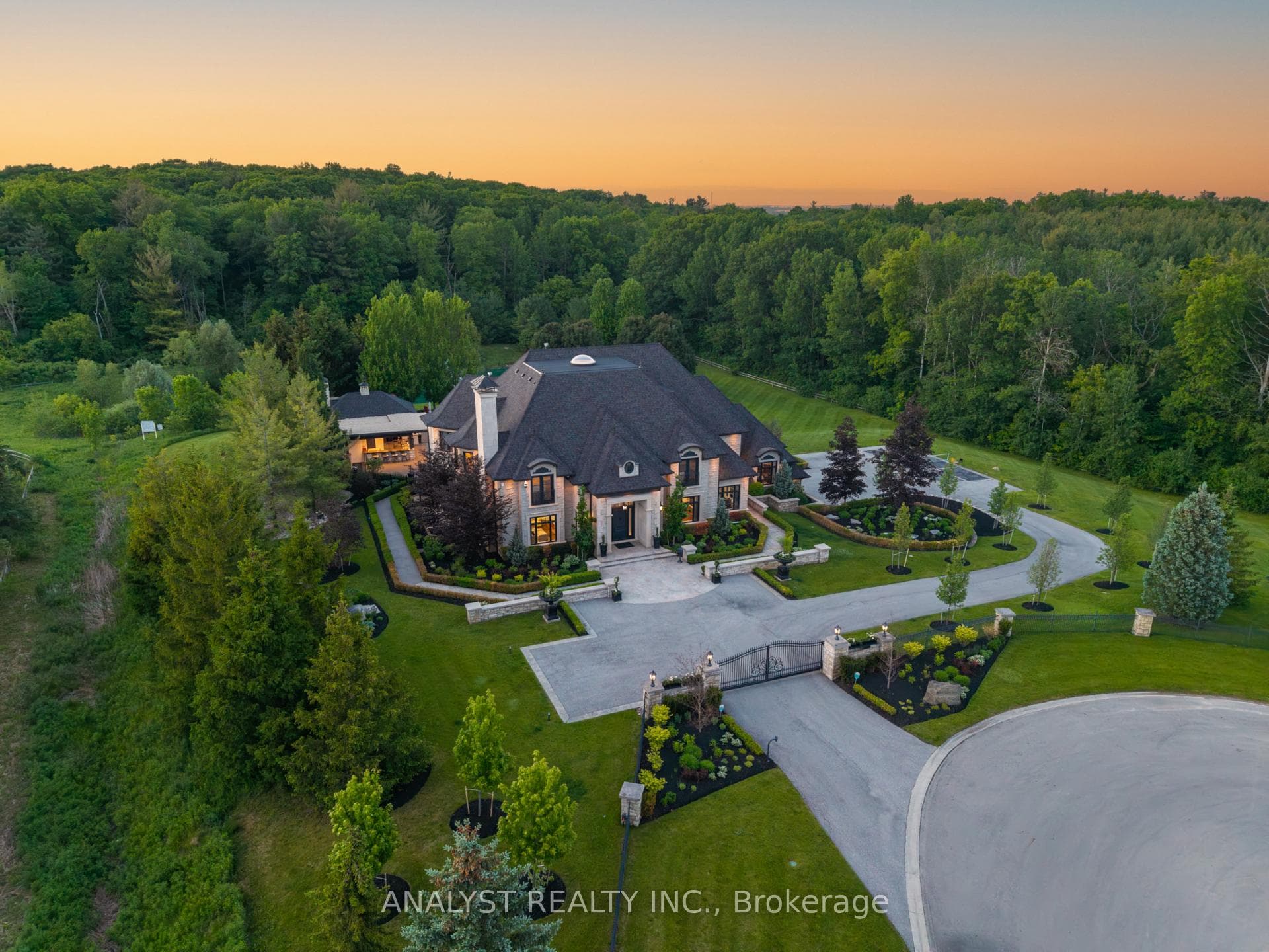 76 Scotch Valley Drive, King, ON L7B 1L9, King — photo 1