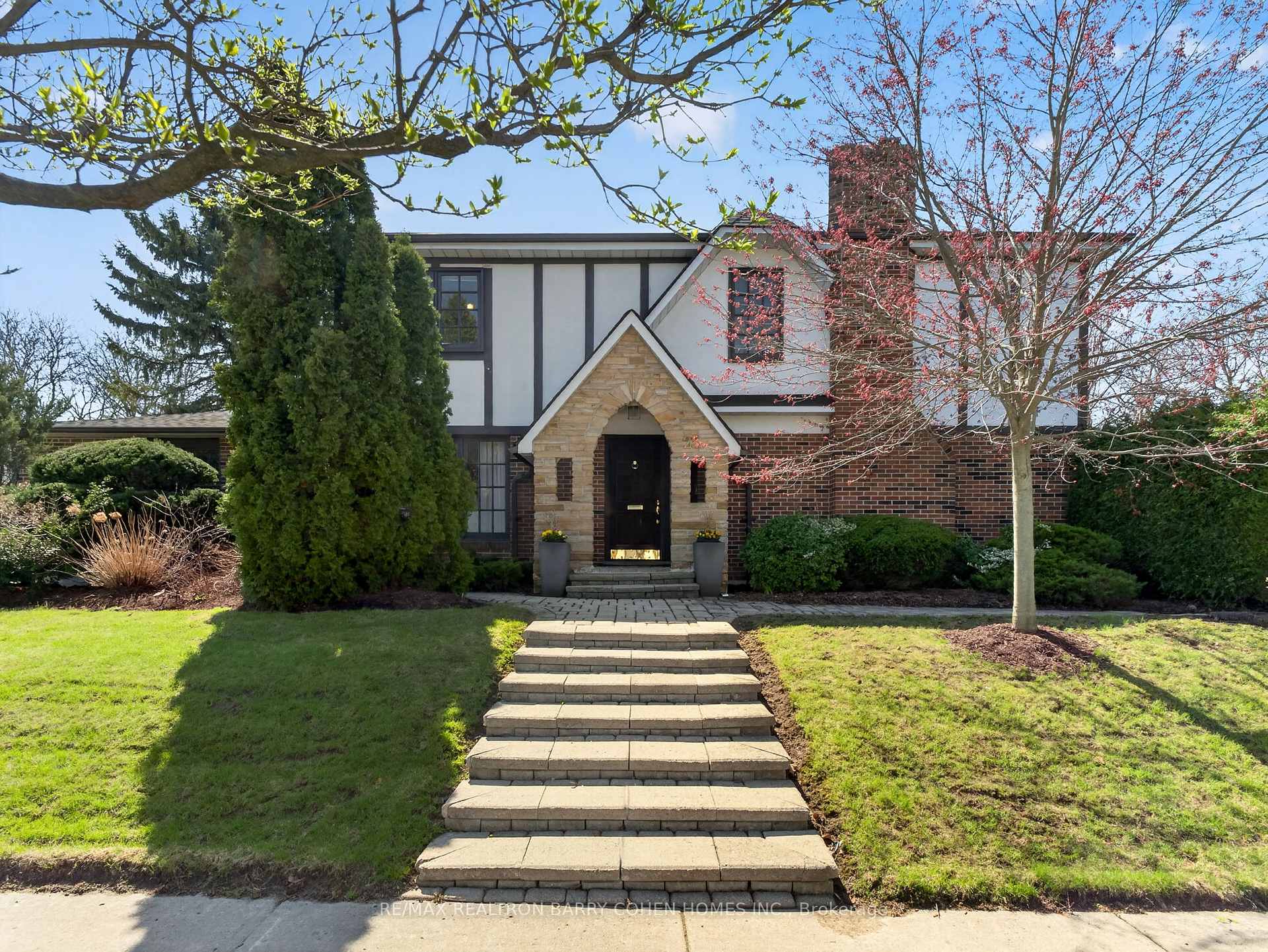 25 Harlington Road, Toronto, ON M3B 3G3, Toronto C13 — photo 1