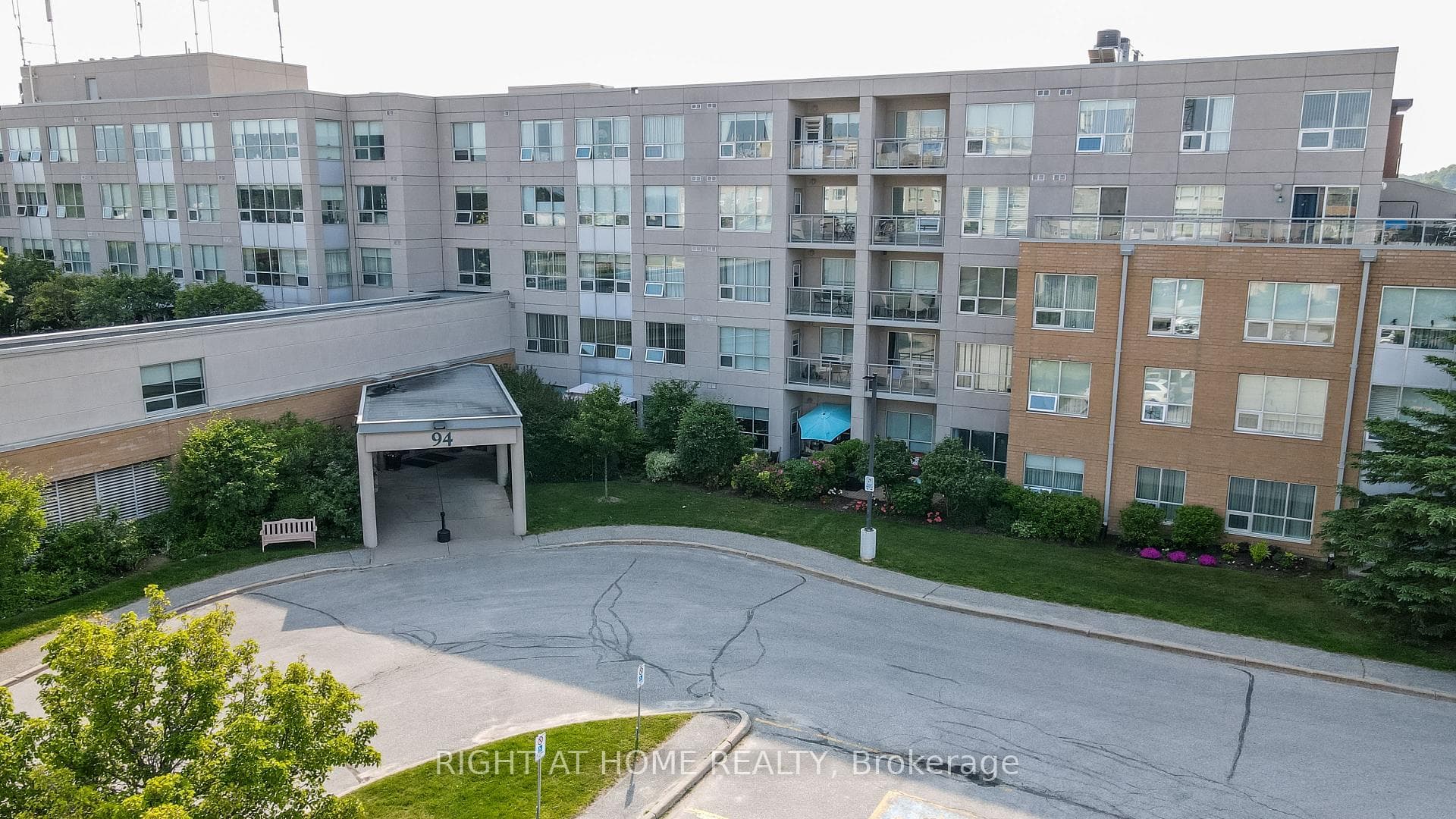94 Dean Avenue 404, Barrie, ON L4N 0M3, Barrie — photo 1