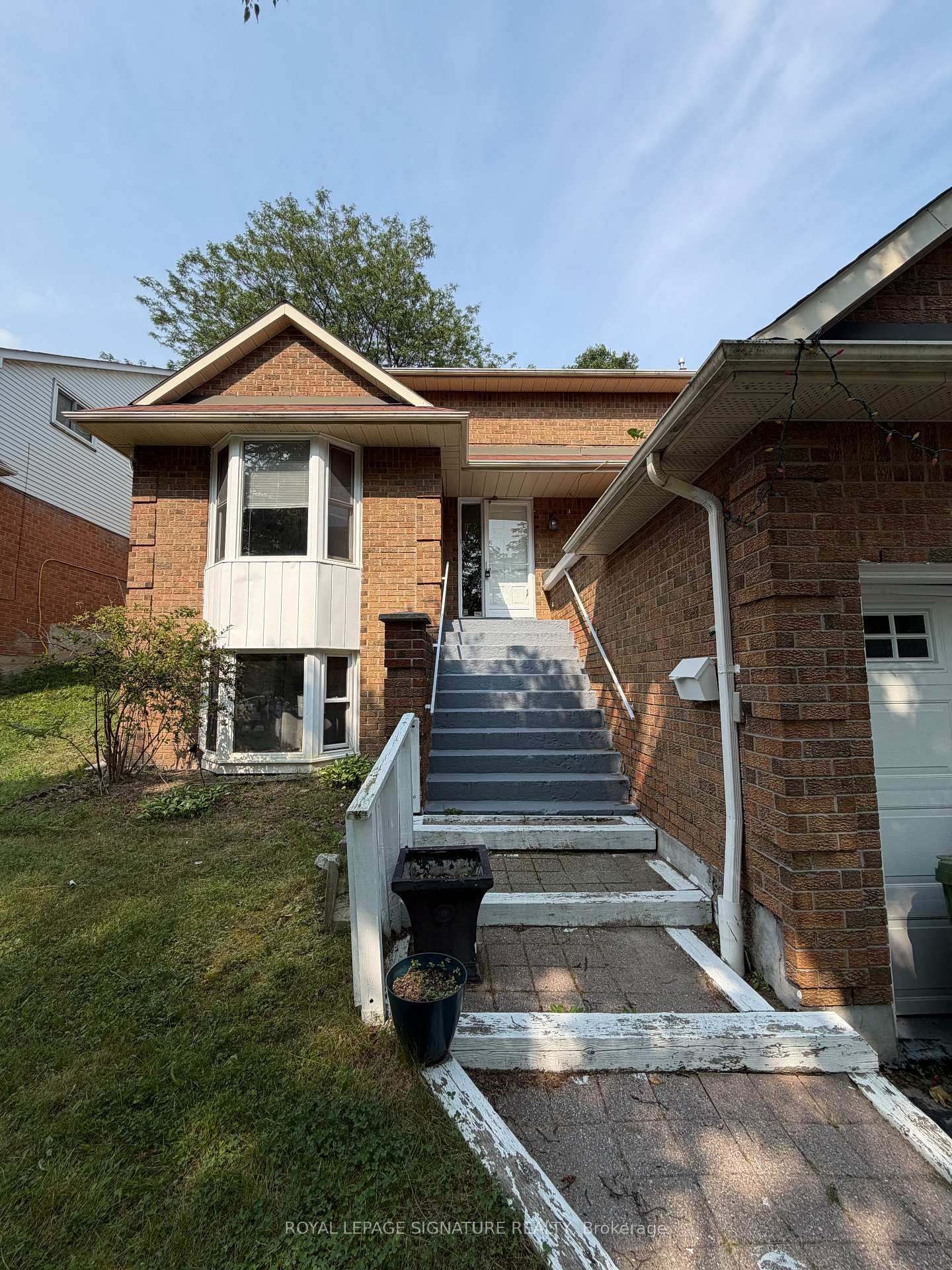 41 Broadbridge Drive Main and Upper, Toronto, ON M1C 3K5, Toronto E10 — photo 1