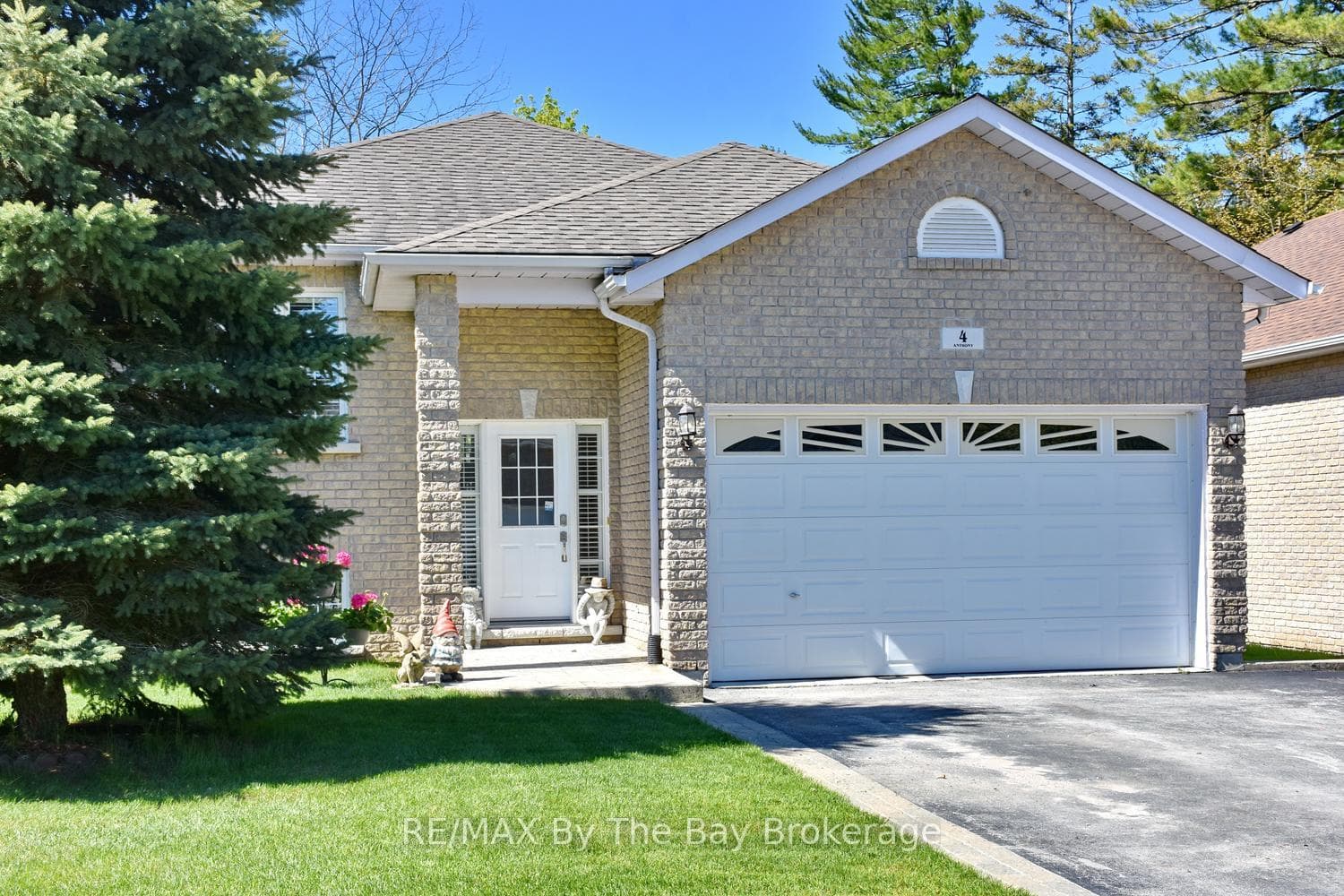 4 Anthony Street, Wasaga Beach, ON L9Z 2N4, Wasaga Beach — photo 1