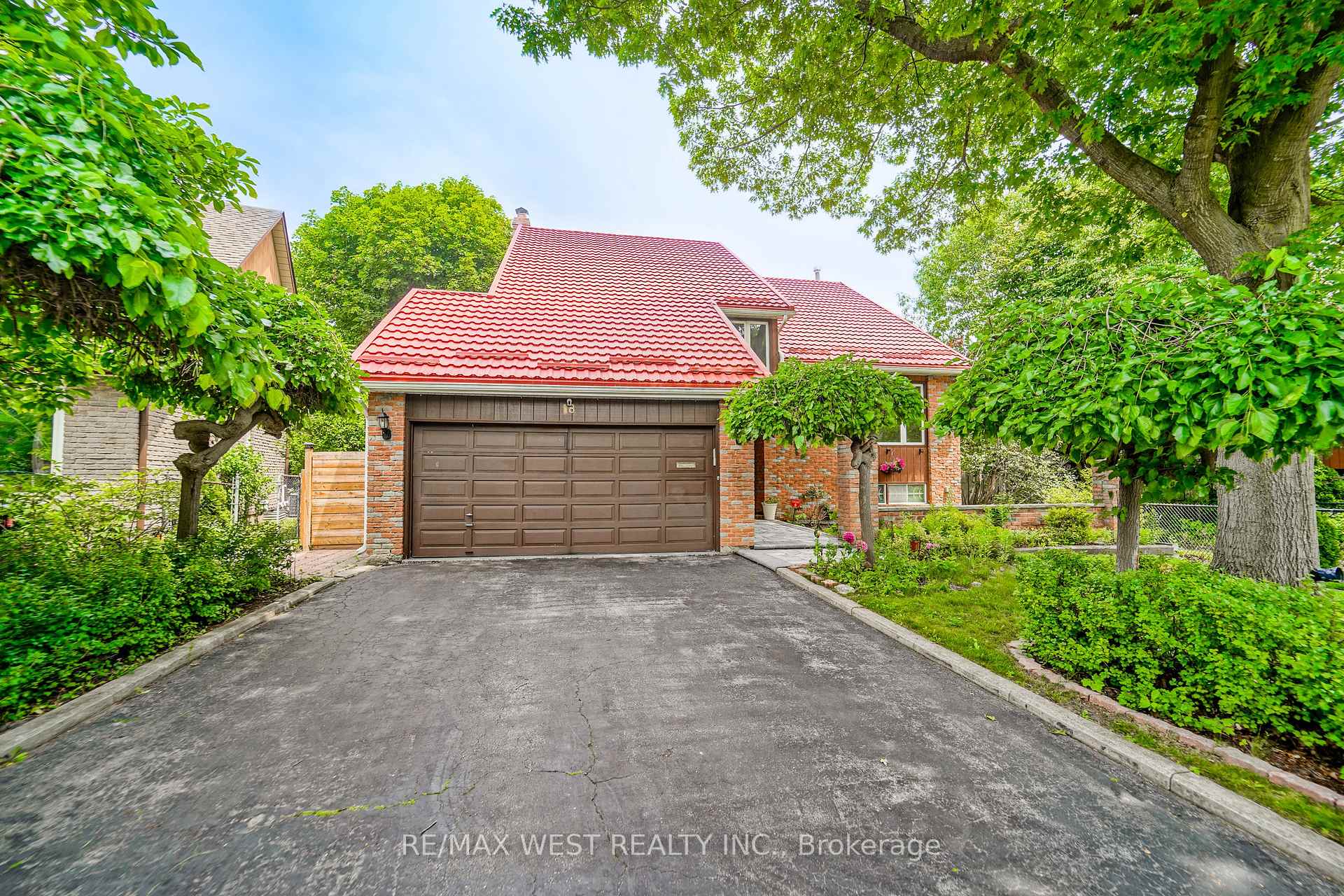 18 Trillium Court, Brampton, ON L6S 3L8, Brampton — photo 1