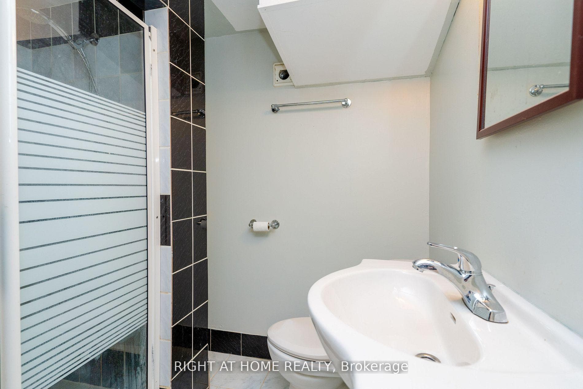 1045 Deta Road, Mississauga, ON L5E 2R4, Mississauga — photo 1