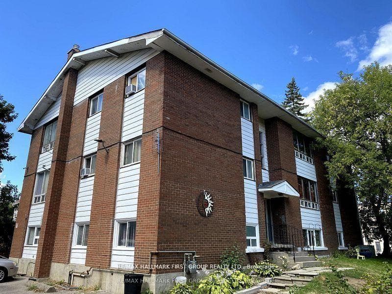 11 Fairbanks Street, Oshawa, ON L1H 2L7, Oshawa — photo 1
