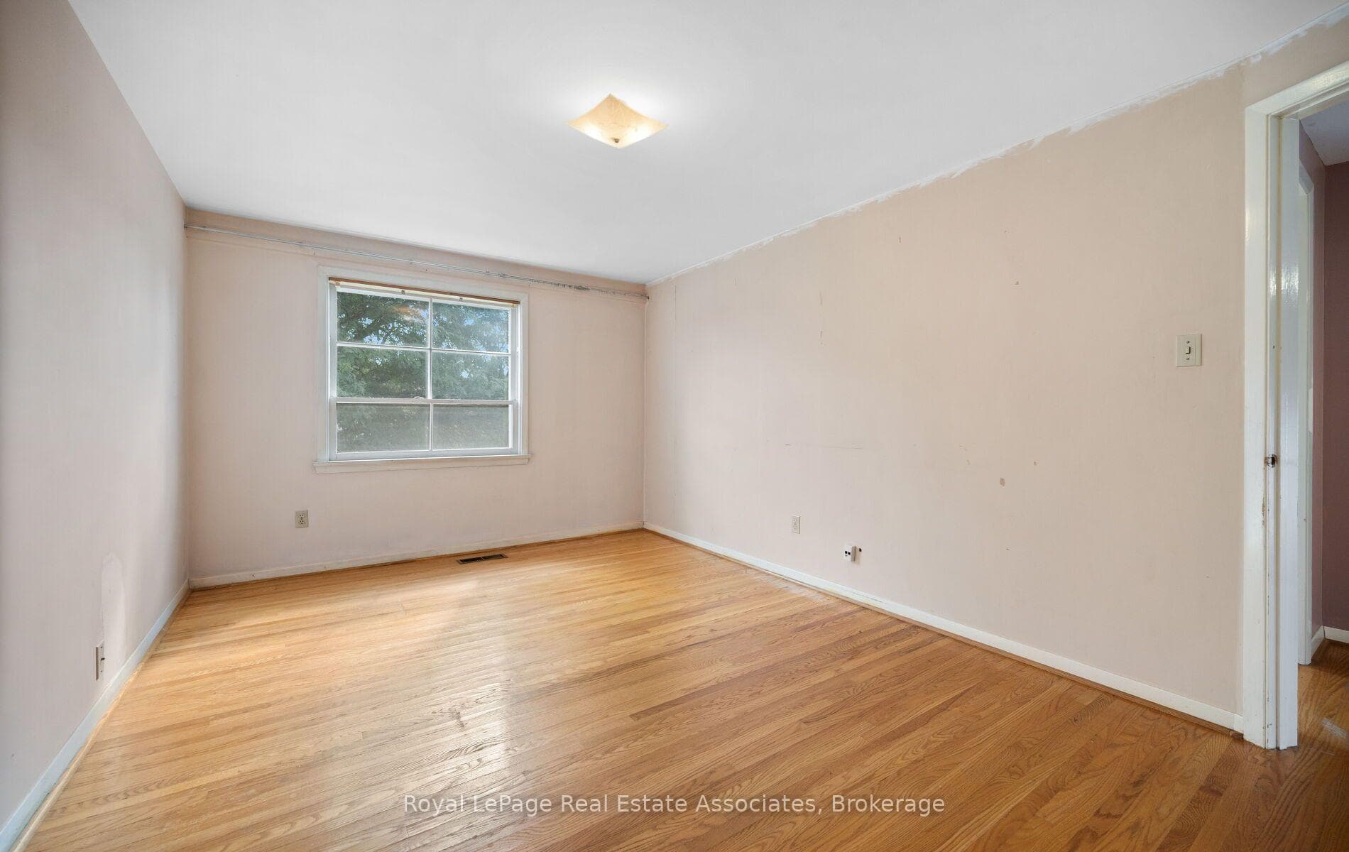 589 Tedwyn Drive, Mississauga, ON L5A 1K1