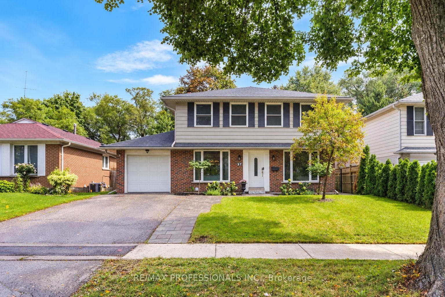 37 Birchleaf Crescent, Toronto, ON M9R 2L5, Toronto W09 — photo 1