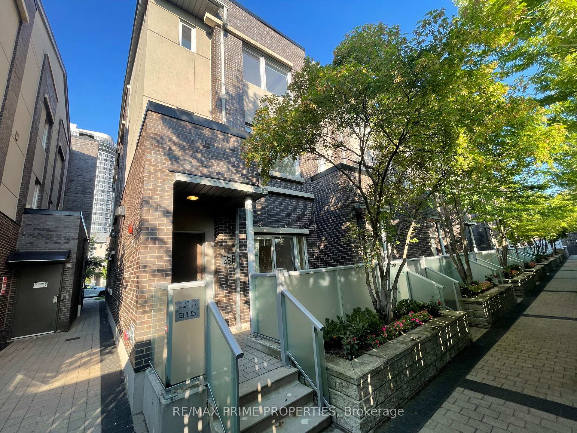 315 Village Green Square Th69, Toronto, ON M1S 0L2, Toronto E07 — photo 1