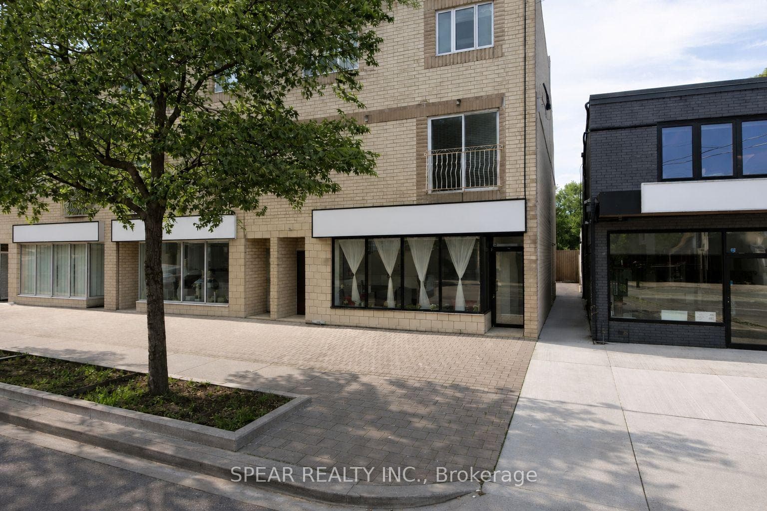 694 The Queensway Avenue 4, Toronto, ON M8Y 1K9, Toronto W07 — photo 1