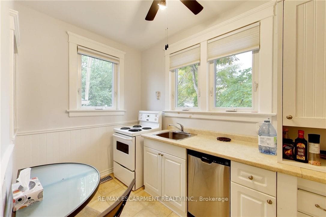 122 Forsyth Street East, Sarnia, ON N7T 6C3, Sarnia — photo 1
