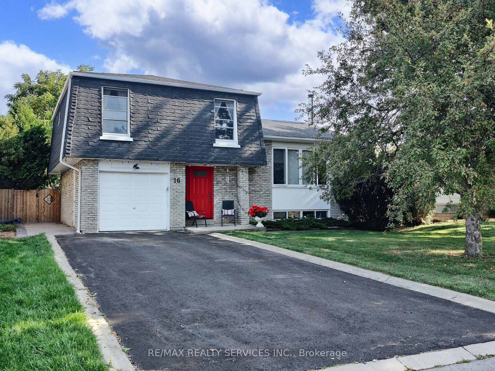 16 Grassington Crescent, Brampton, ON L6S 1Z6, Brampton — photo 1