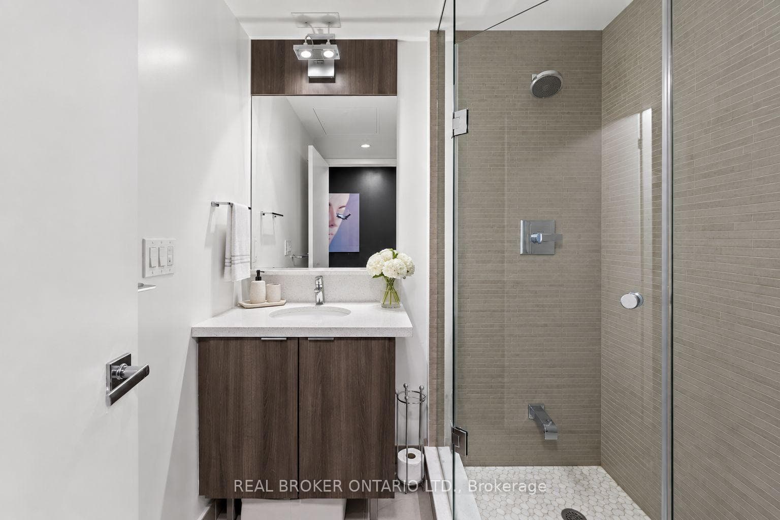 21 Widmer Street 2002, Toronto, ON M5V 0B8, Toronto C01 — photo 1