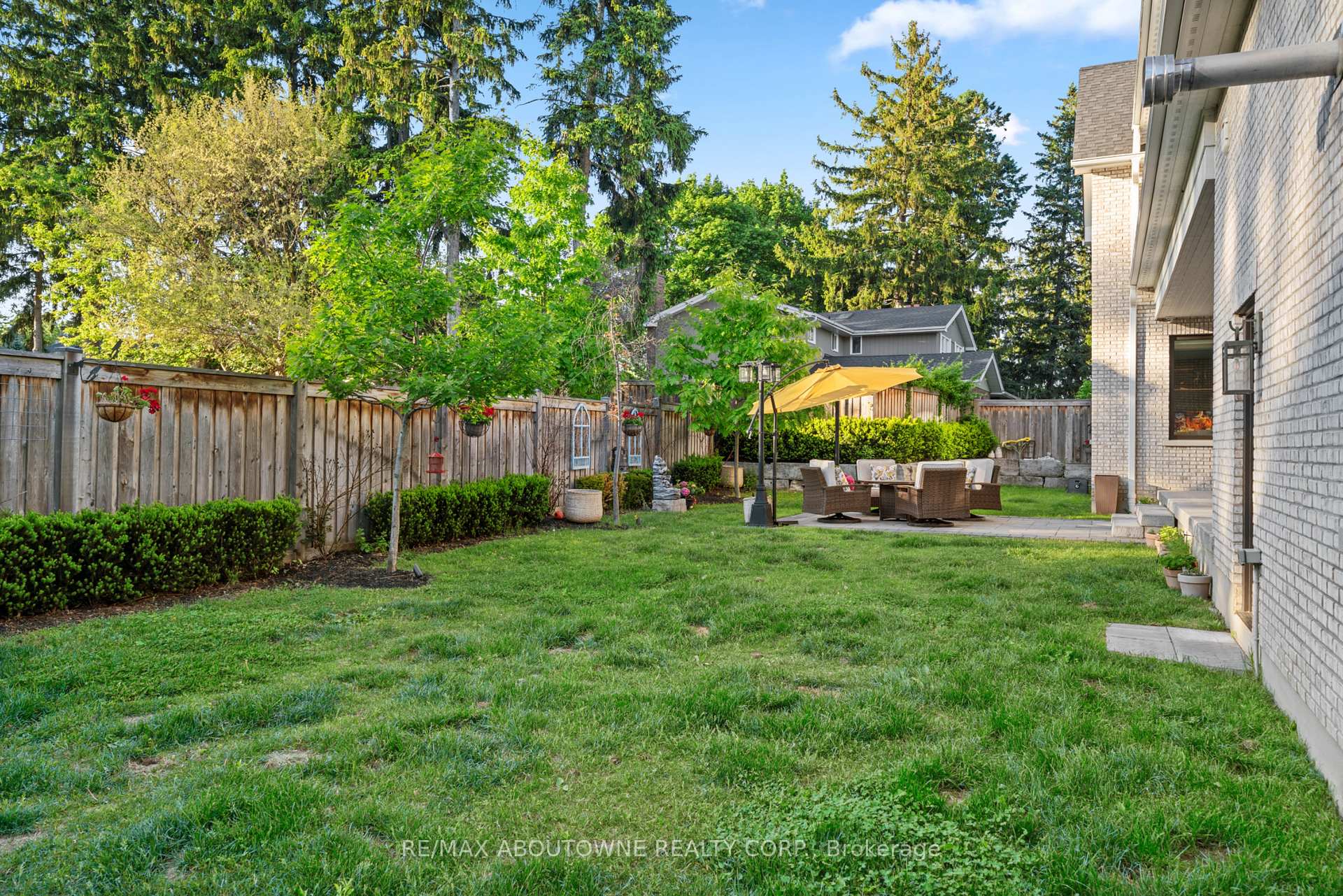 489 Lakeshore Road W, Oakville, ON L6K 1G4