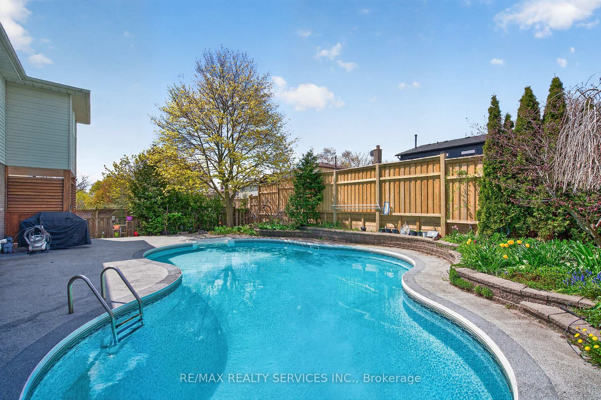 2 Dunbar Drive, Whitby, ON L1N 6R7, Whitby — photo 1