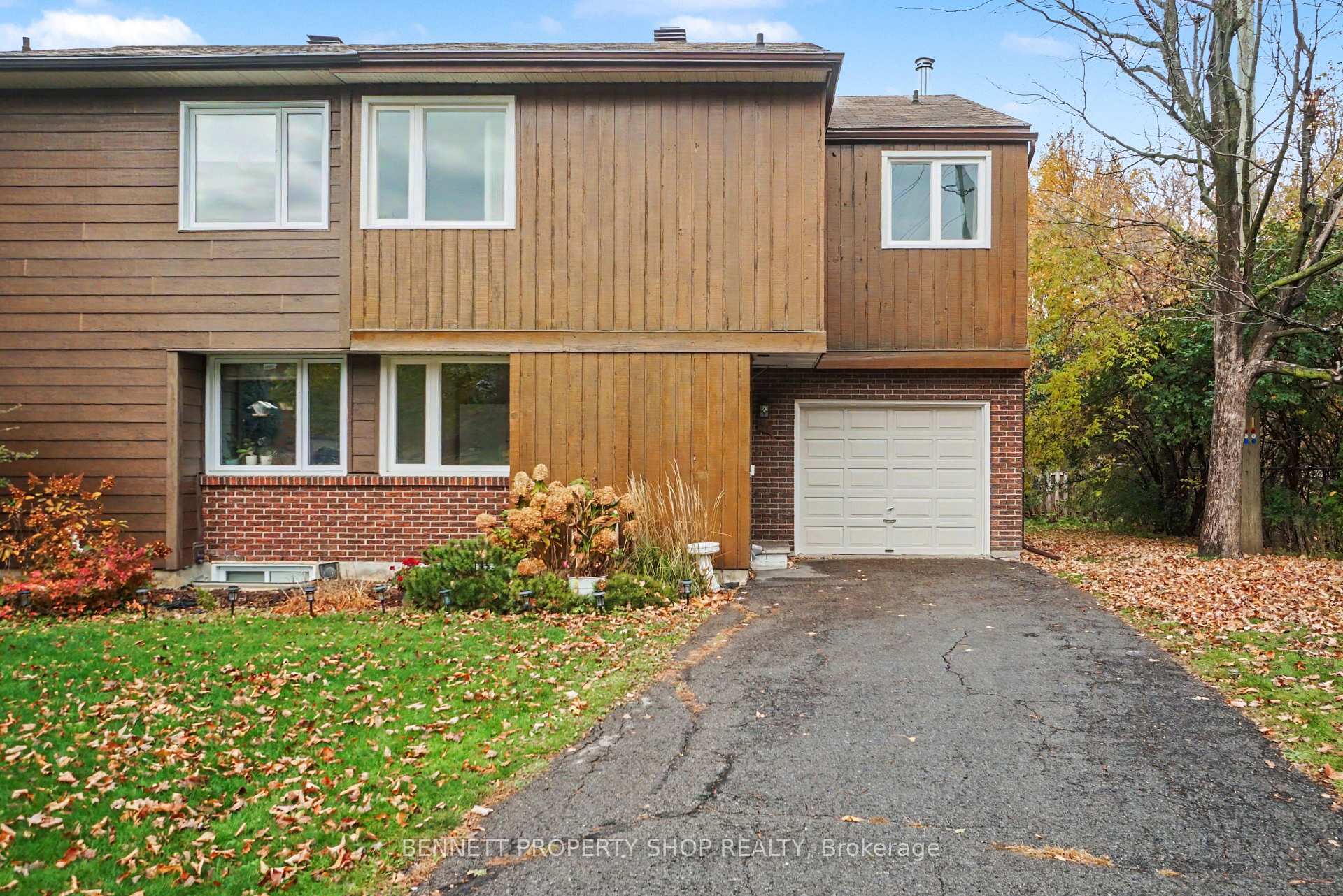 57 Sandhurst Court, Billings Bridge - Riverside Park and Area, ON K1V 9W9, Billings Bridge - Riverside Park and Area — photo 1