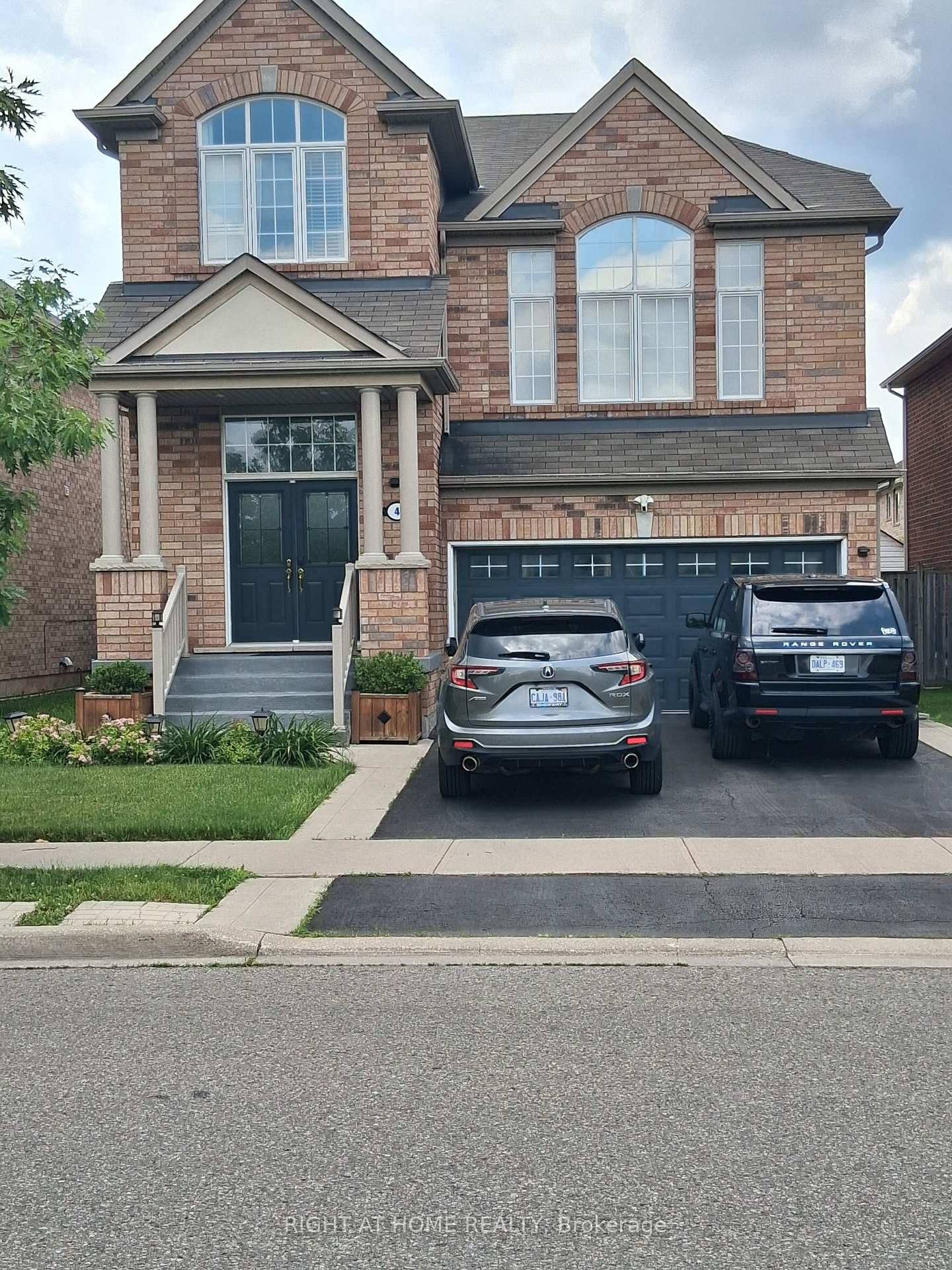 4 Dencor Street, Brampton, ON L6X 0M1, Brampton — photo 1