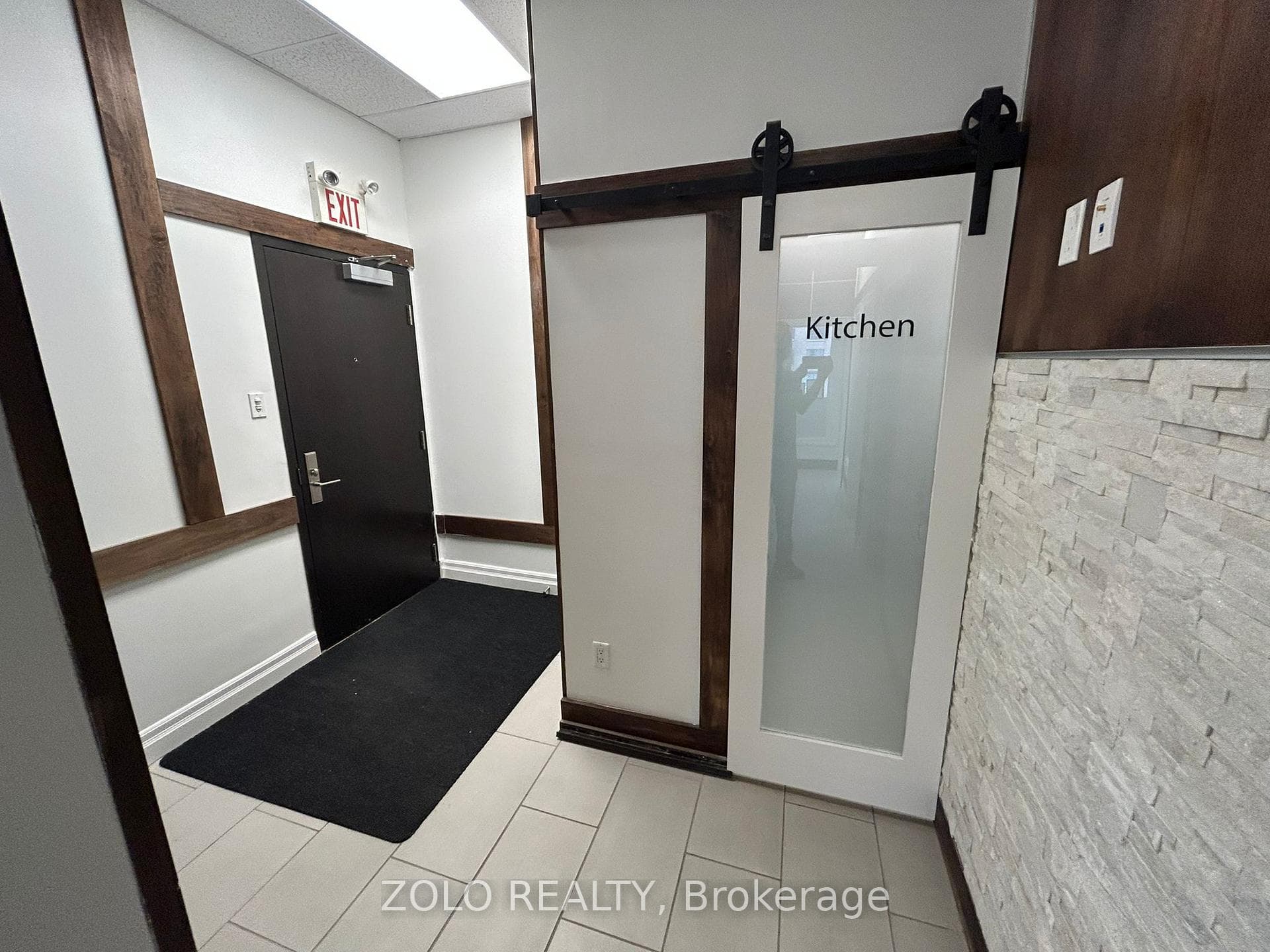 5409 Yonge Street 209, Toronto, ON M2N 2G7, Toronto C14 — photo 1