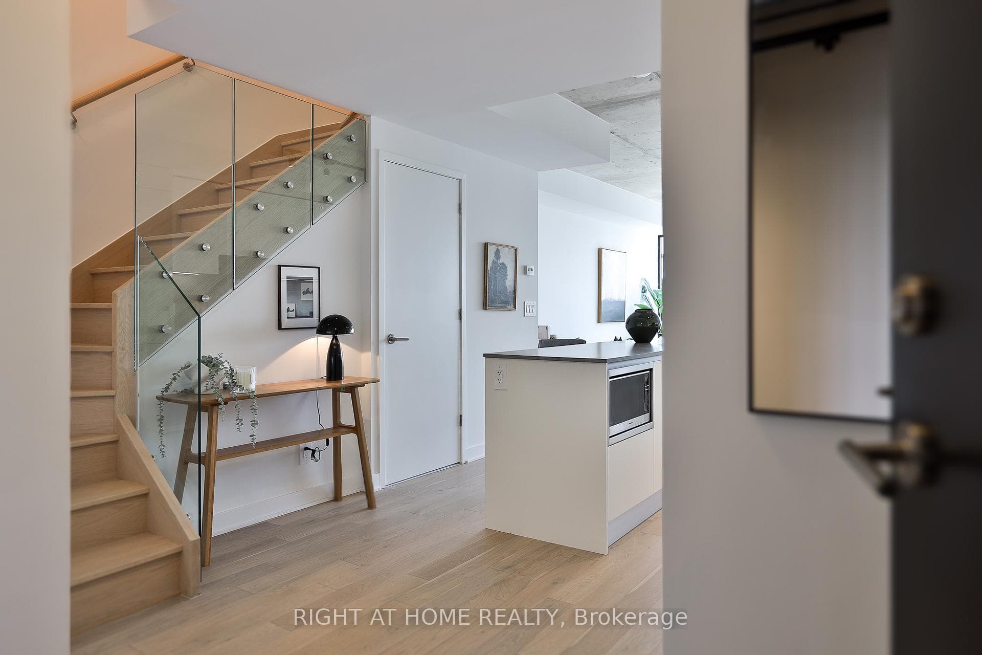 2720 Dundas Street W 604, Toronto, ON M6P 0C3, Toronto W02 — photo 1