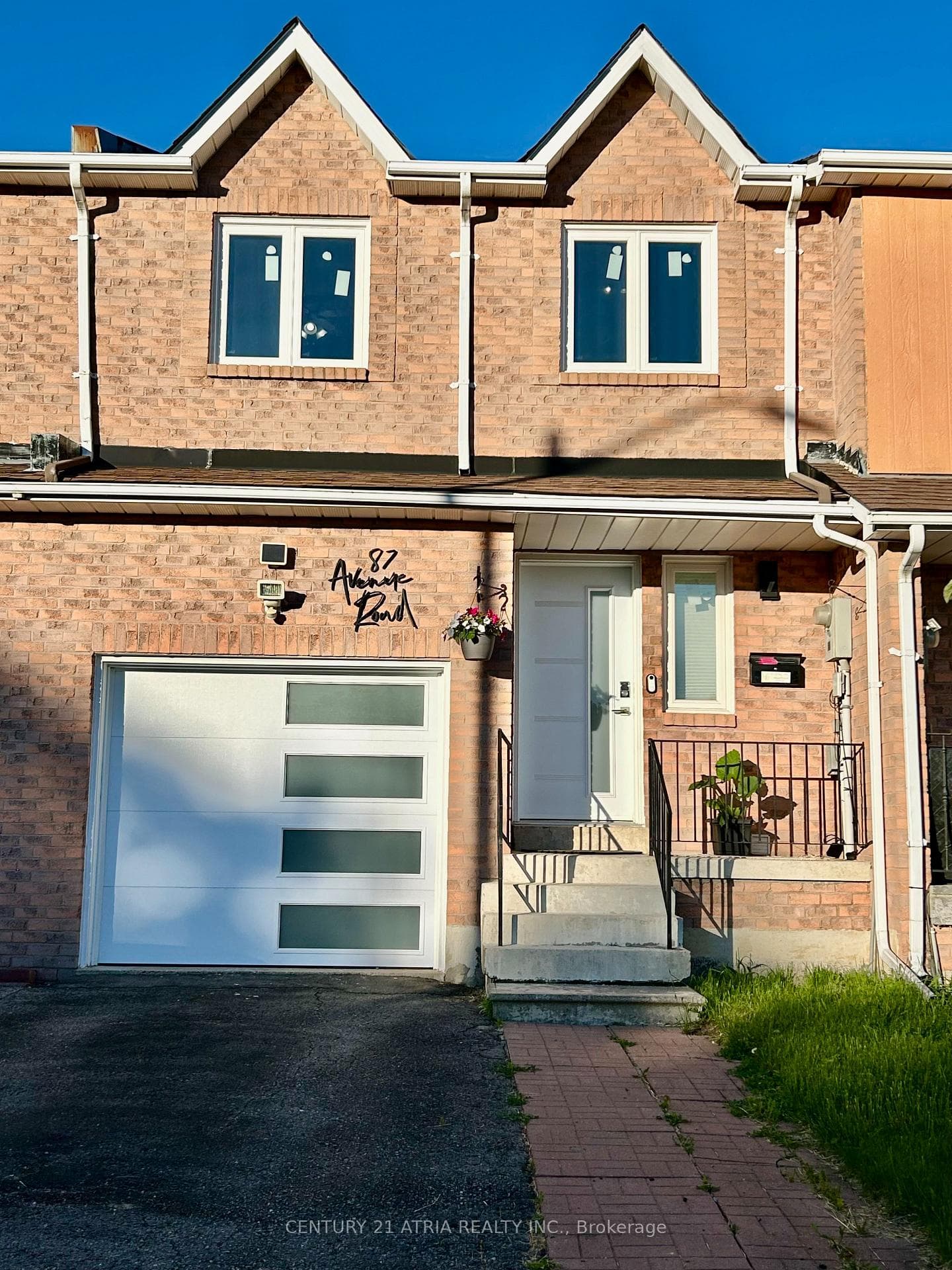 87 Avenue Road, Richmond Hill, ON L4C 9N6, Richmond Hill — photo 1