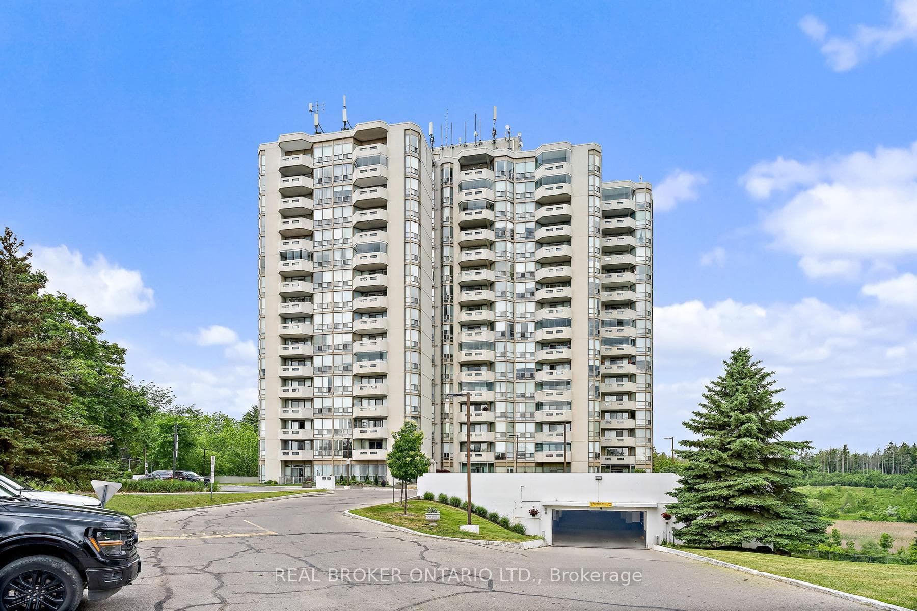 20 Mcfarlane Drive 705, Halton Hills, ON L7G 5J8, Halton Hills — photo 1
