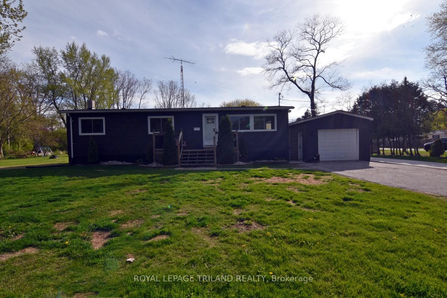 9967 Eric Street, Lambton Shores, ON N0M 2N0, Lambton Shores — photo 1