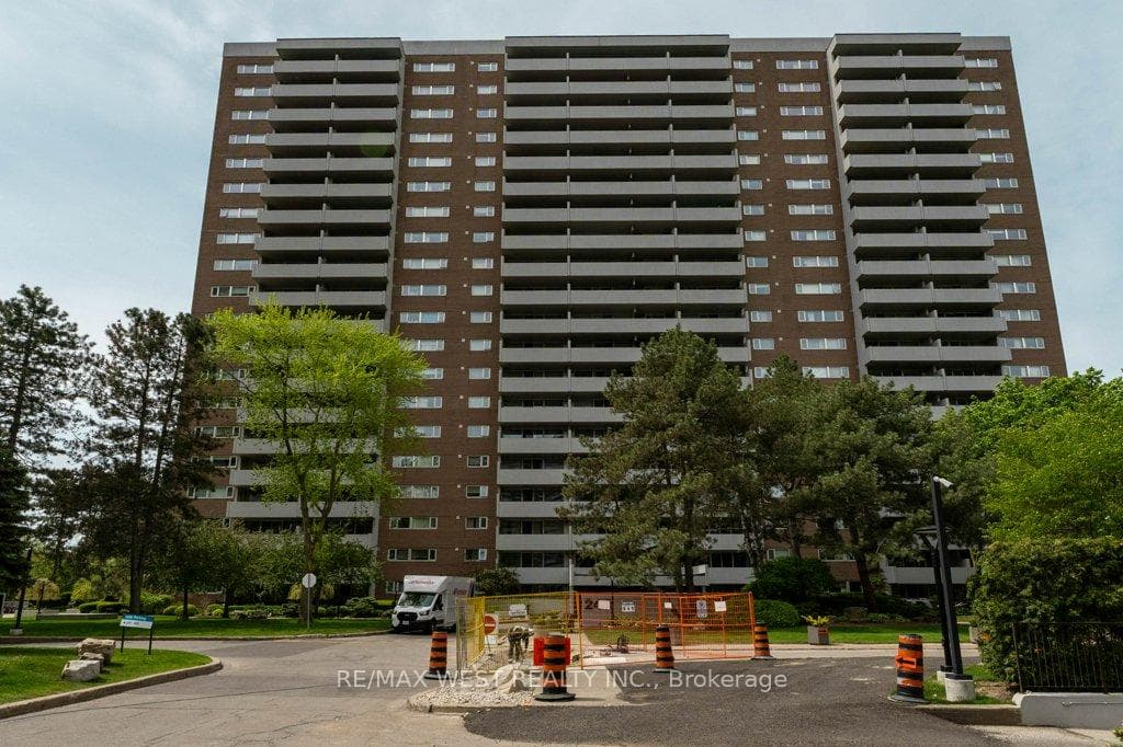240 Scarlett Road 807, Toronto, ON M6N 4X4, Toronto W03 — photo 1