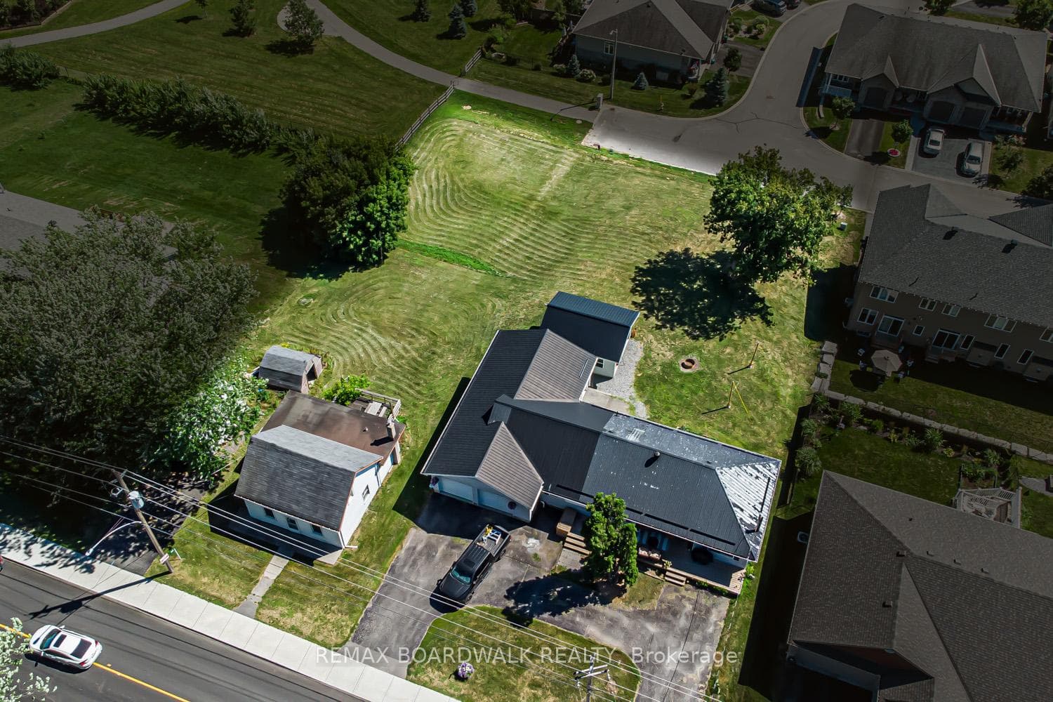 303-307 DONALD B MUNRO Drive, Carp - Huntley Ward, ON K0A 1L0, Carp - Huntley Ward — photo 1