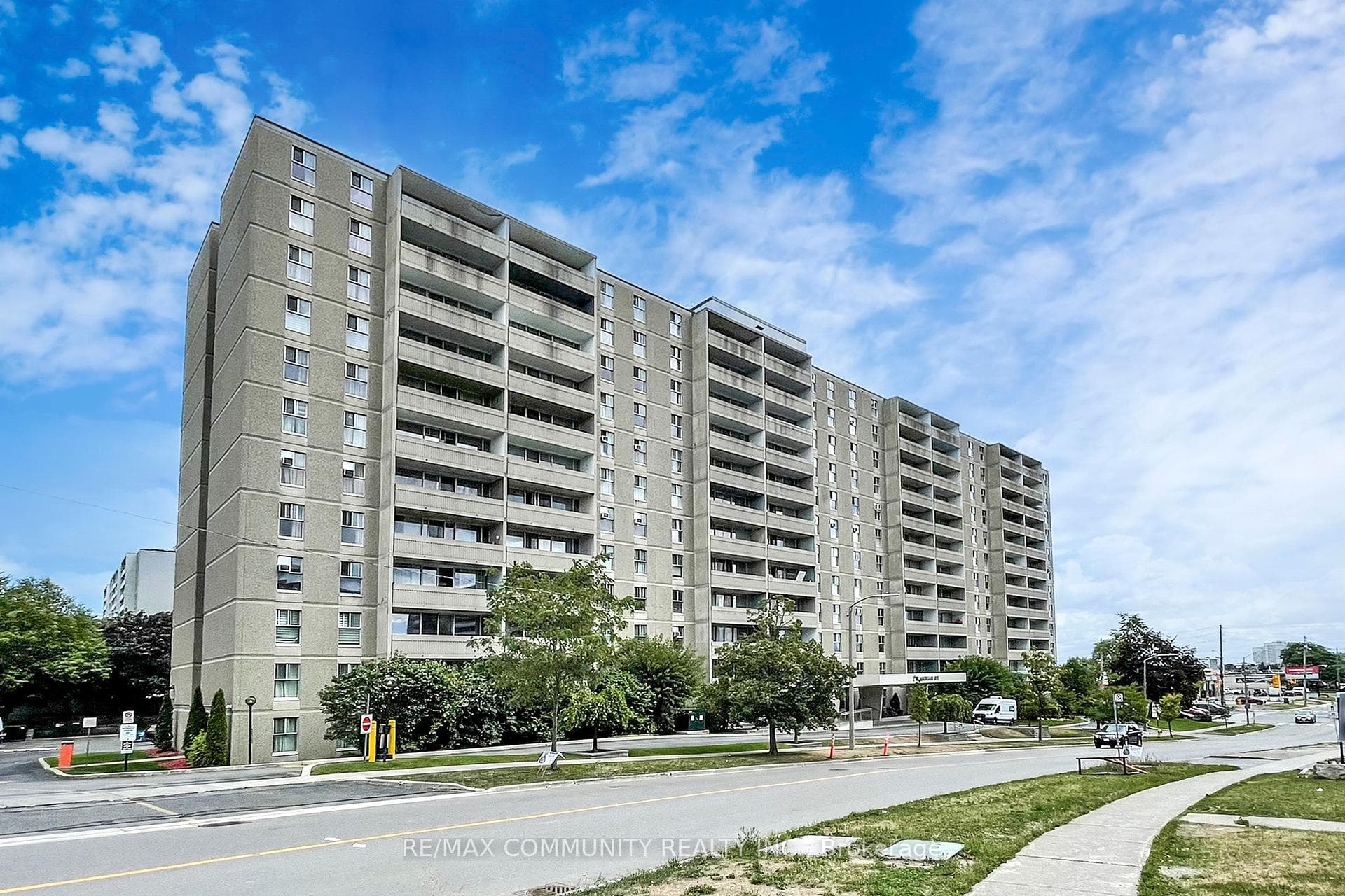 2 Glamorgan Avenue N 213, Toronto, ON M1P 2M8, Toronto E04 — photo 1