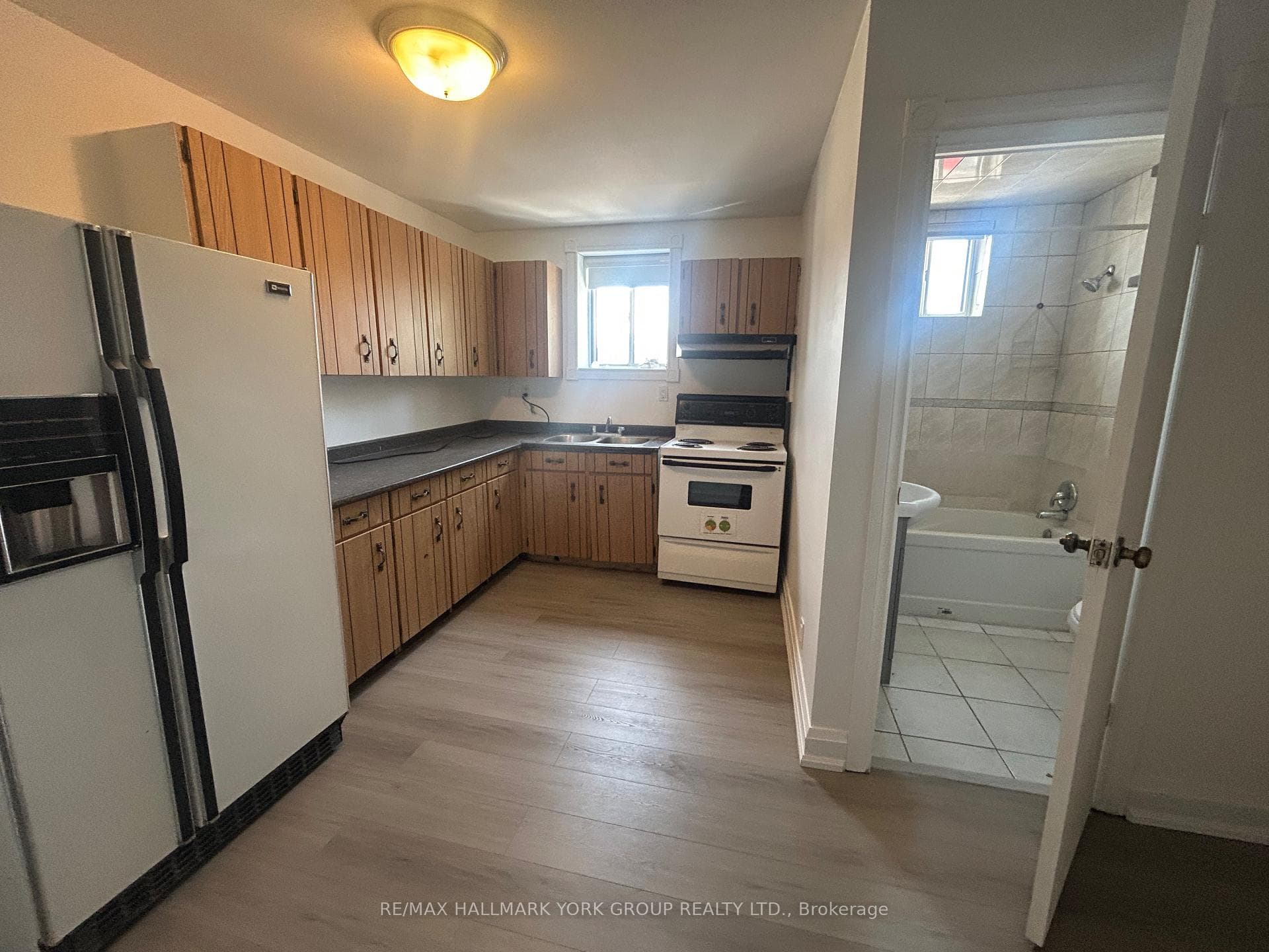 37 Holland Street W 2, Bradford West Gwillimbury, ON L3Z 2B9, Bradford West Gwillimbury — photo 1