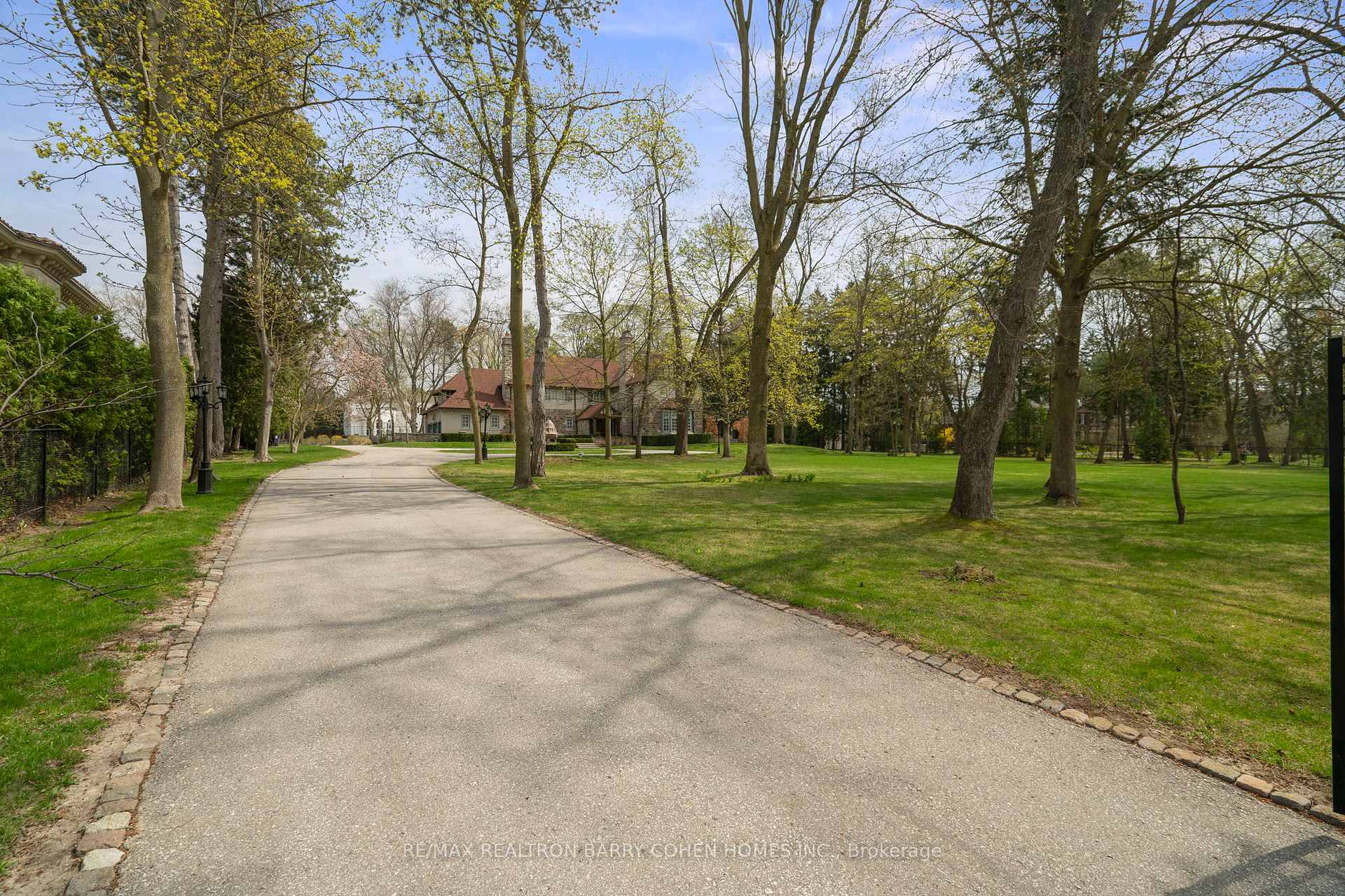 15 Park Lane Circle, Toronto, ON M3B 1Z8, Toronto C12 — photo 1