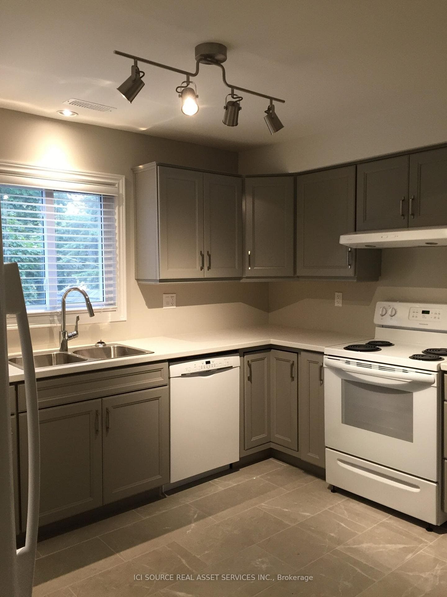 692 Lincoln Road, Windsor, ON N8Y 2G7, Windsor — photo 1