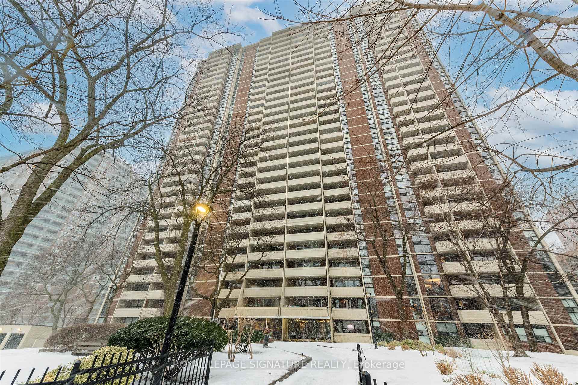 40 Homewood Avenue 2108, Toronto, ON M4Y 2K2, Toronto C08 — photo 1