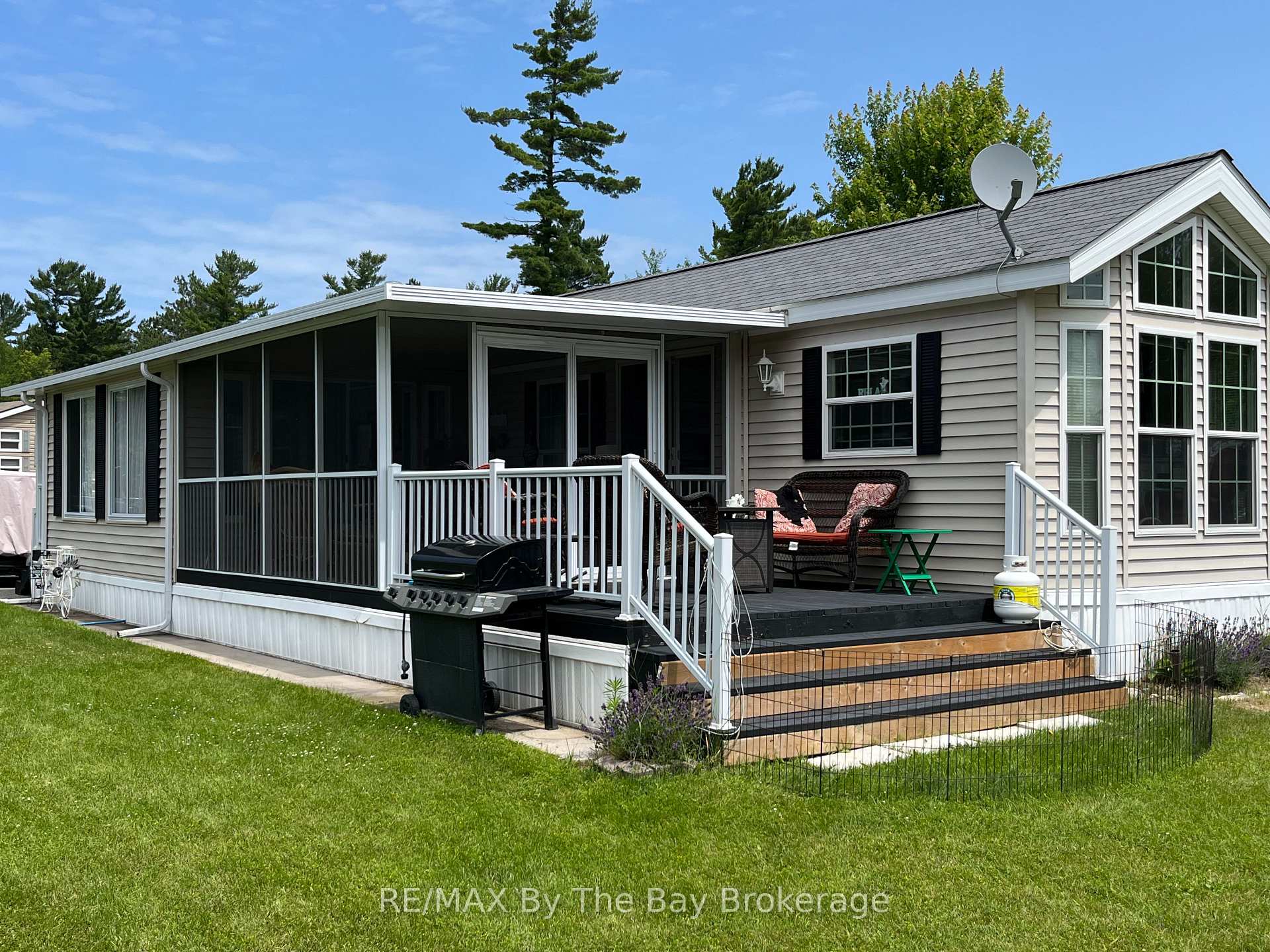 15 Kenora Trail, Wasaga Beach, ON L9Z 1X7, Wasaga Beach — photo 1