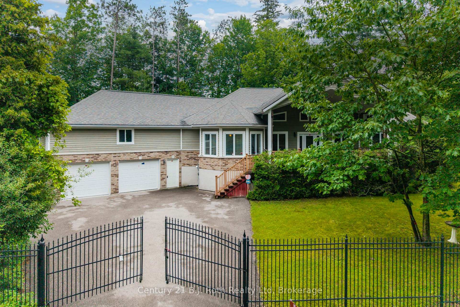 11 Rue Karola Road, Tiny, ON L0L 2J0