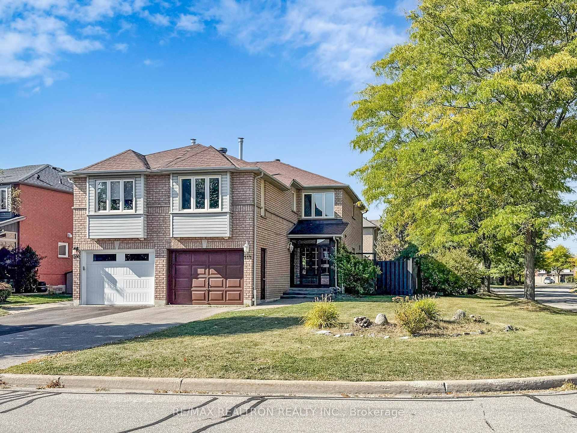 558 Willowick Drive, Newmarket, ON L3X 2A6, Newmarket — photo 1
