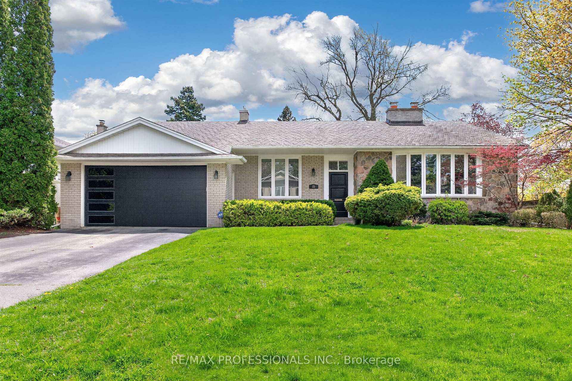 23 Ravensbourne Crescent, Toronto, ON M9A 2A9, Toronto W08 — photo 1
