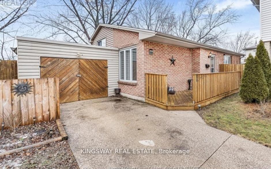 8315 EAST MOOR Court, Windsor, ON N8S 4M7, Windsor — photo 1