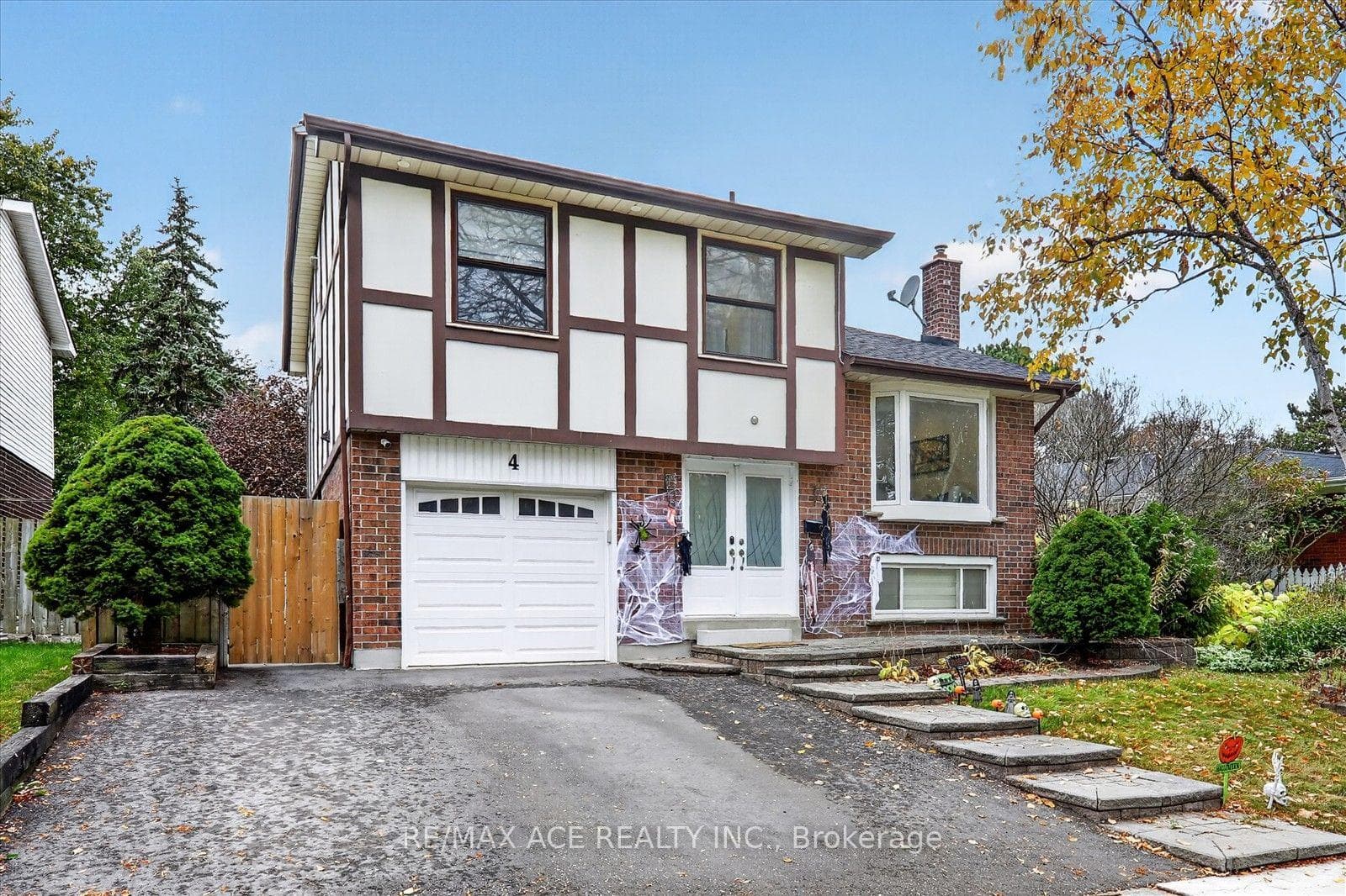 4 Renfield Crescent, Whitby, ON L1P 1B4, Whitby — photo 1