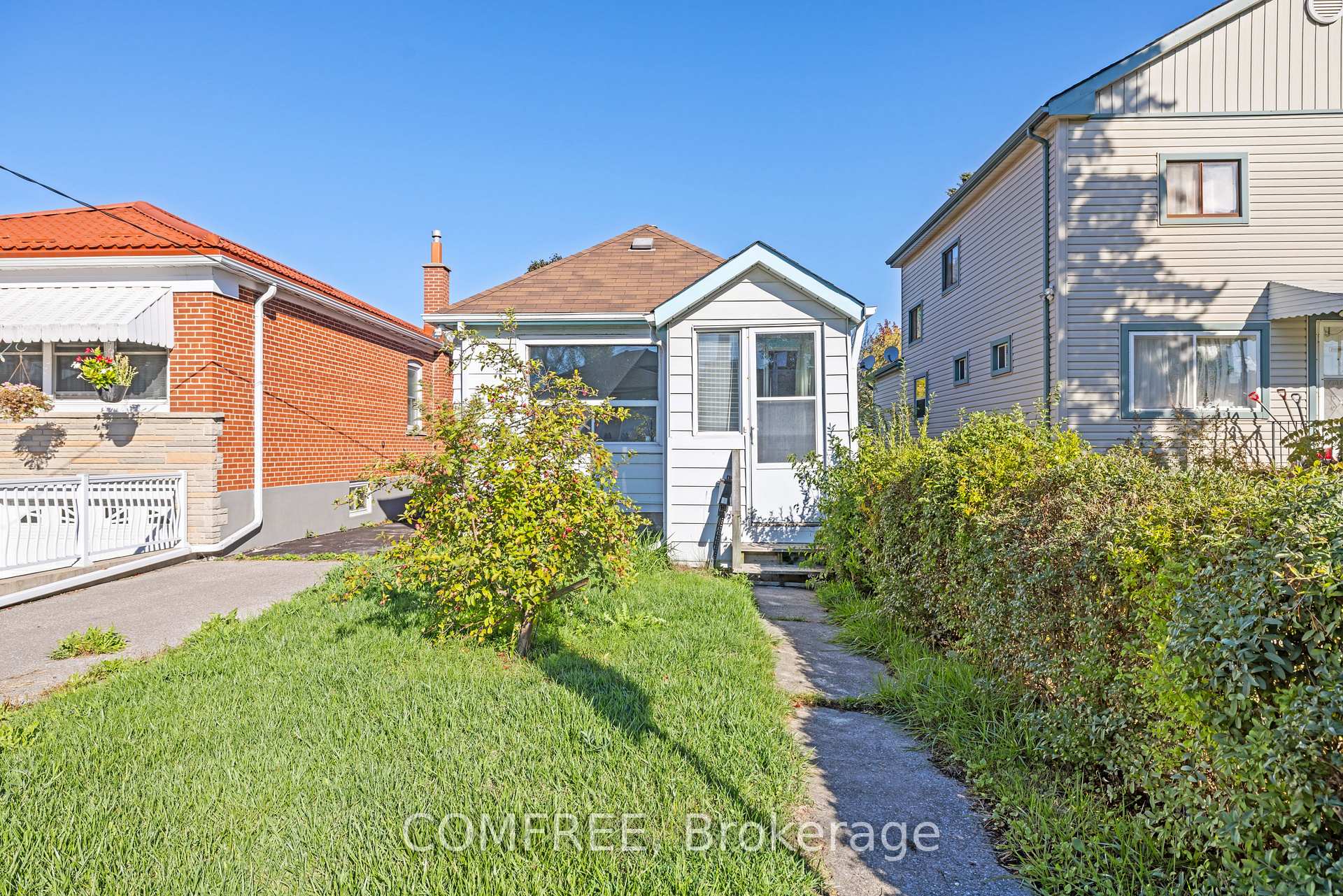 18 Glasgow Avenue, Toronto, ON M1K 1C1, Toronto E04 — photo 1