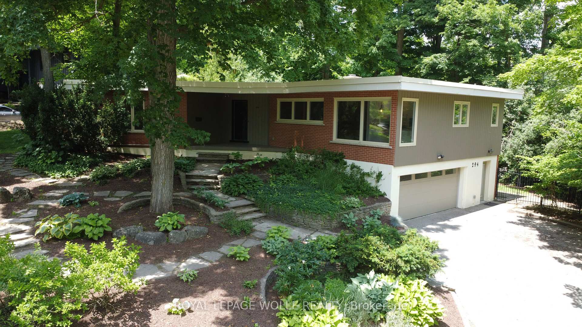 294 Algonquin Drive, Waterloo, ON N2L 2S8, Waterloo — photo 1